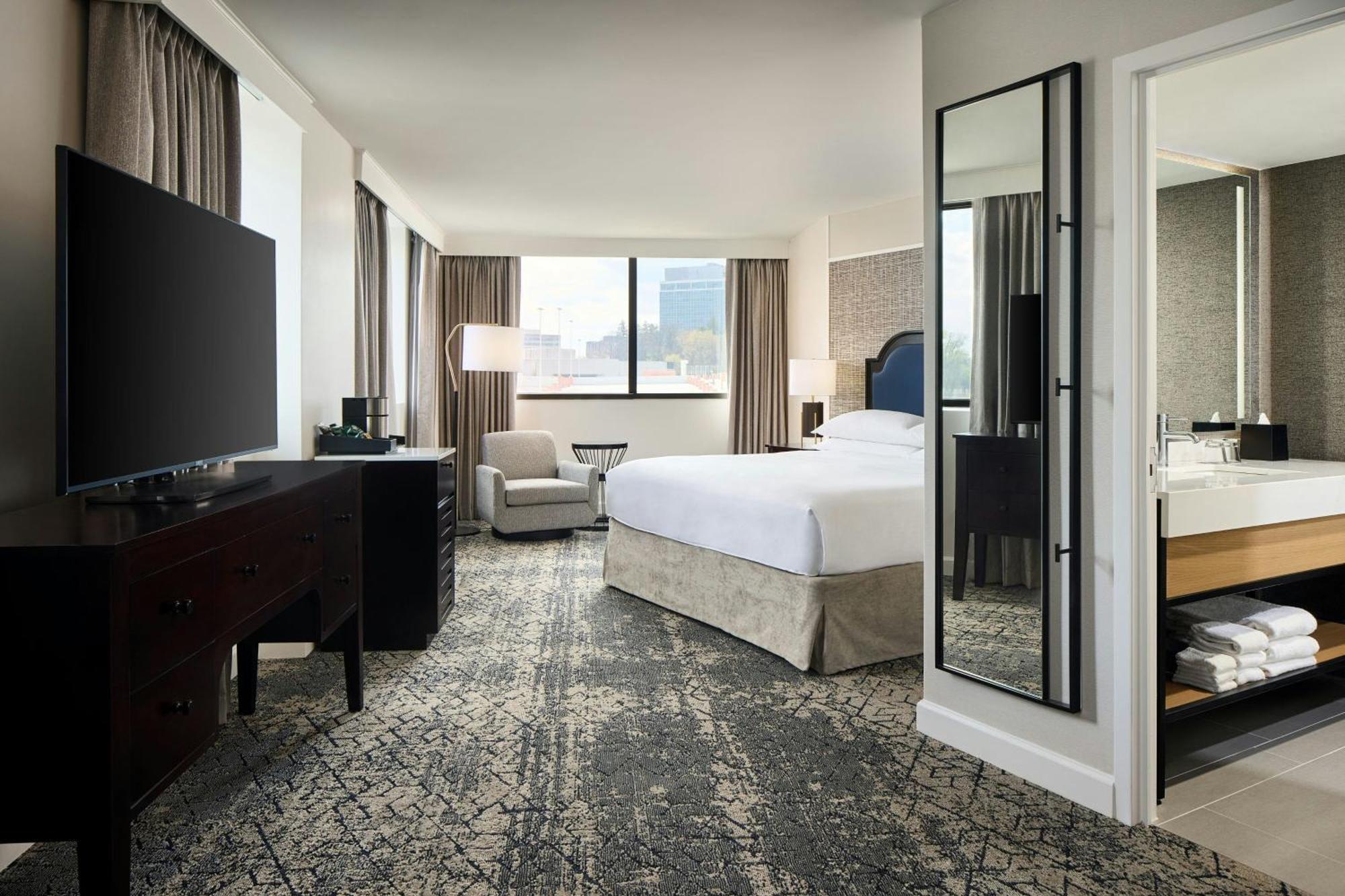 Larger Guest room 1 King City view Corner room
