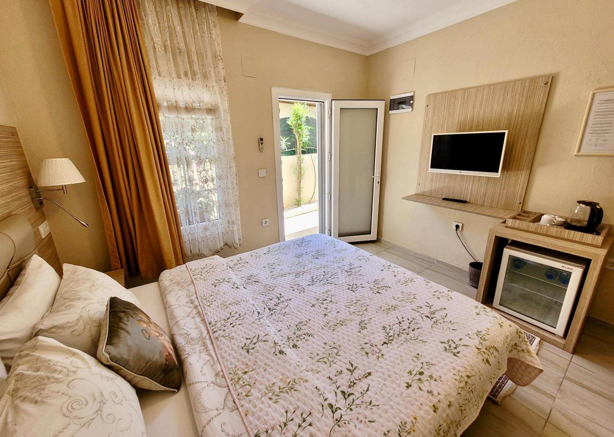 Small Double Room - Ground Floor (on the entrance way)