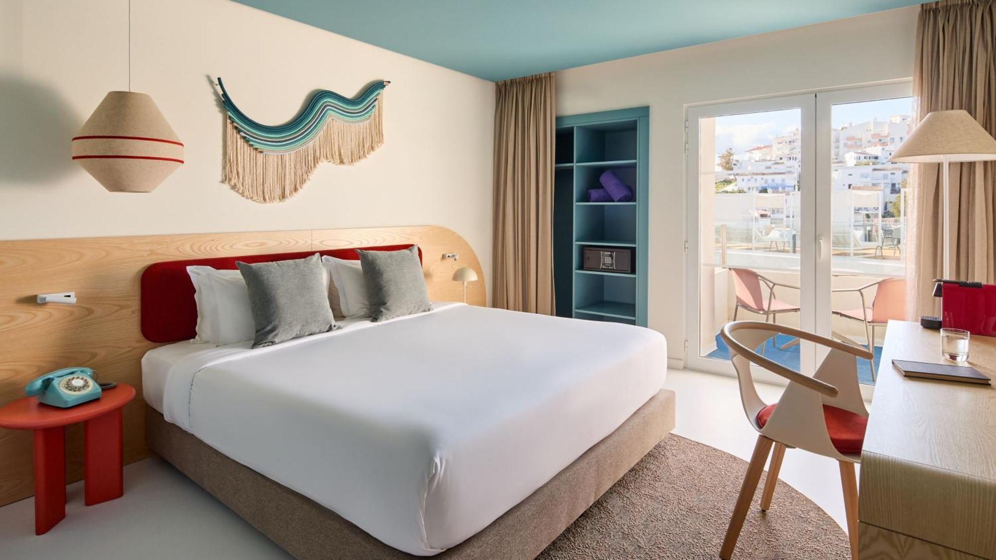 Habitación Estándar con cama extragrande y balcón