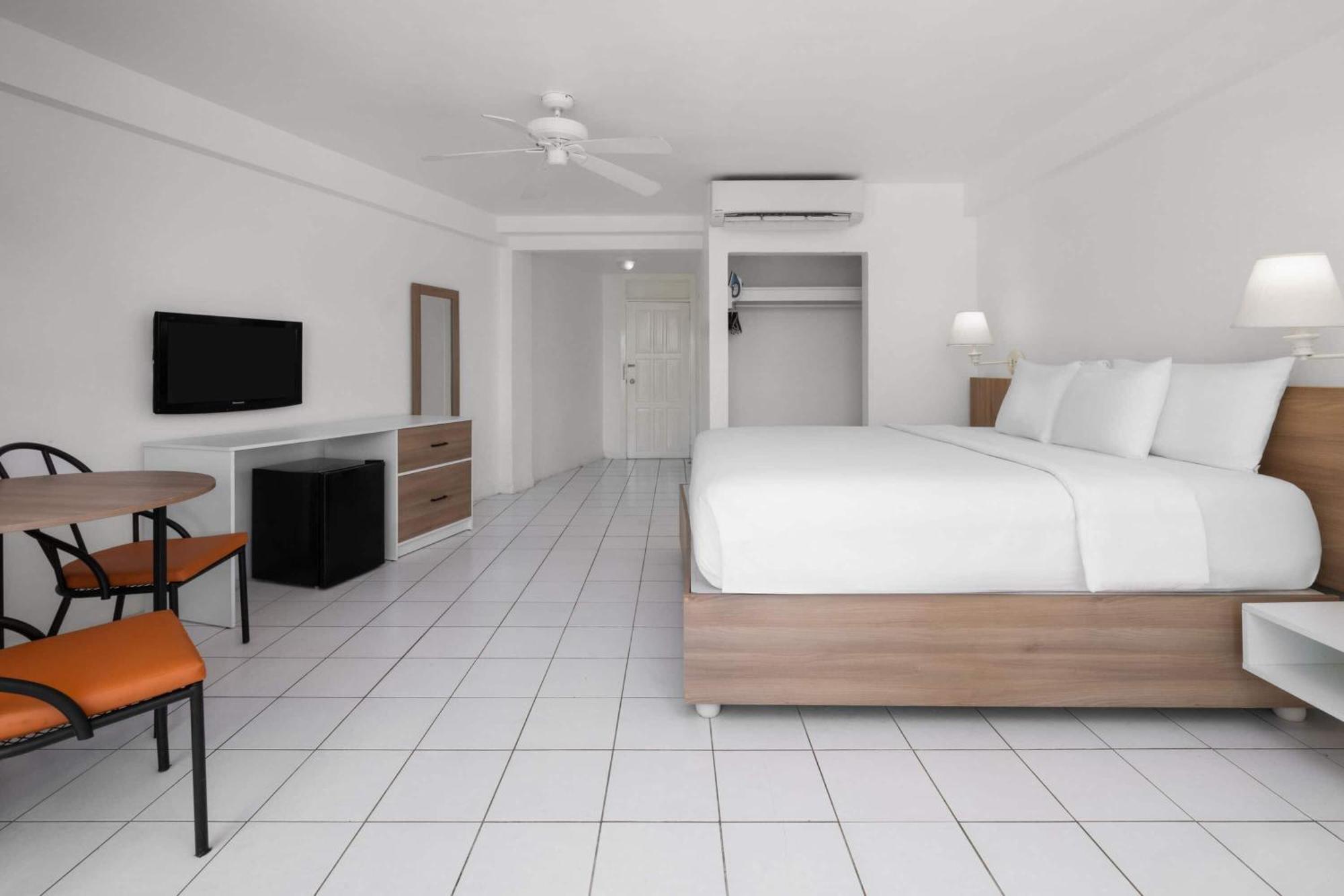 King Room with Ocean View - Non-Smoking