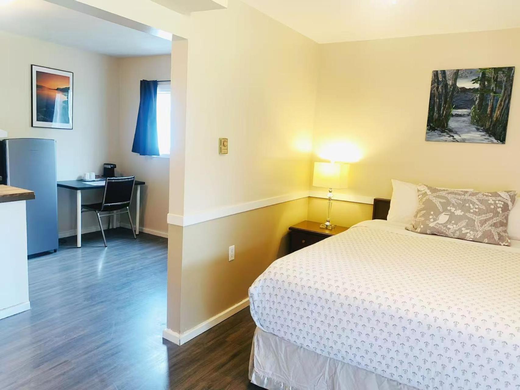 Deluxe Queen Suite