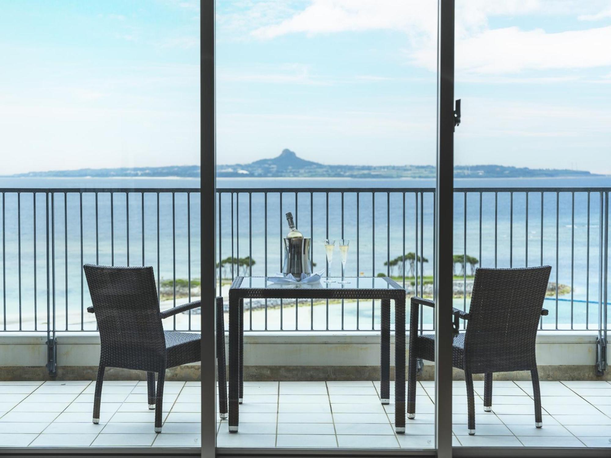 Club Suite with lounge access