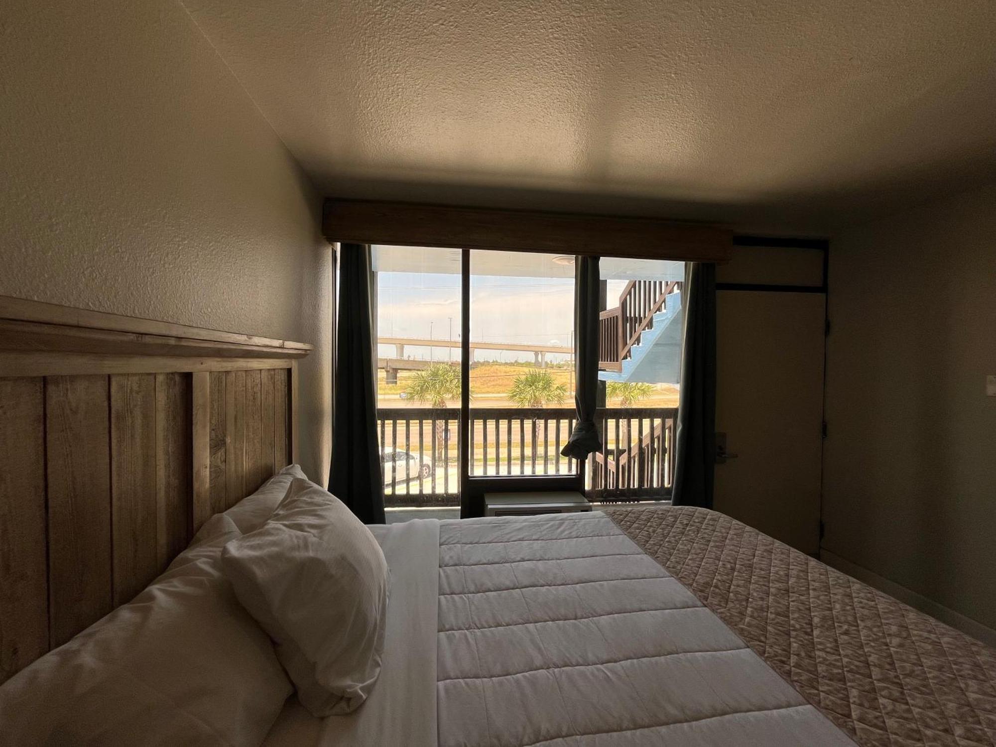 Queen Room Harbor Bridge Side
