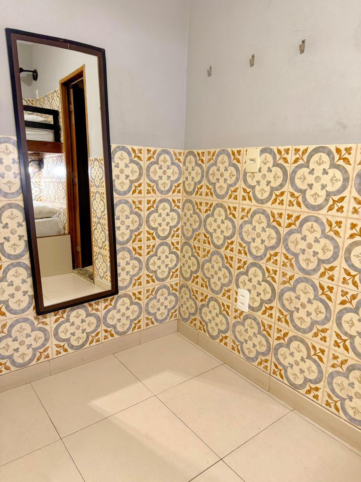 Cama en habitación femenina compartida de 4 camas