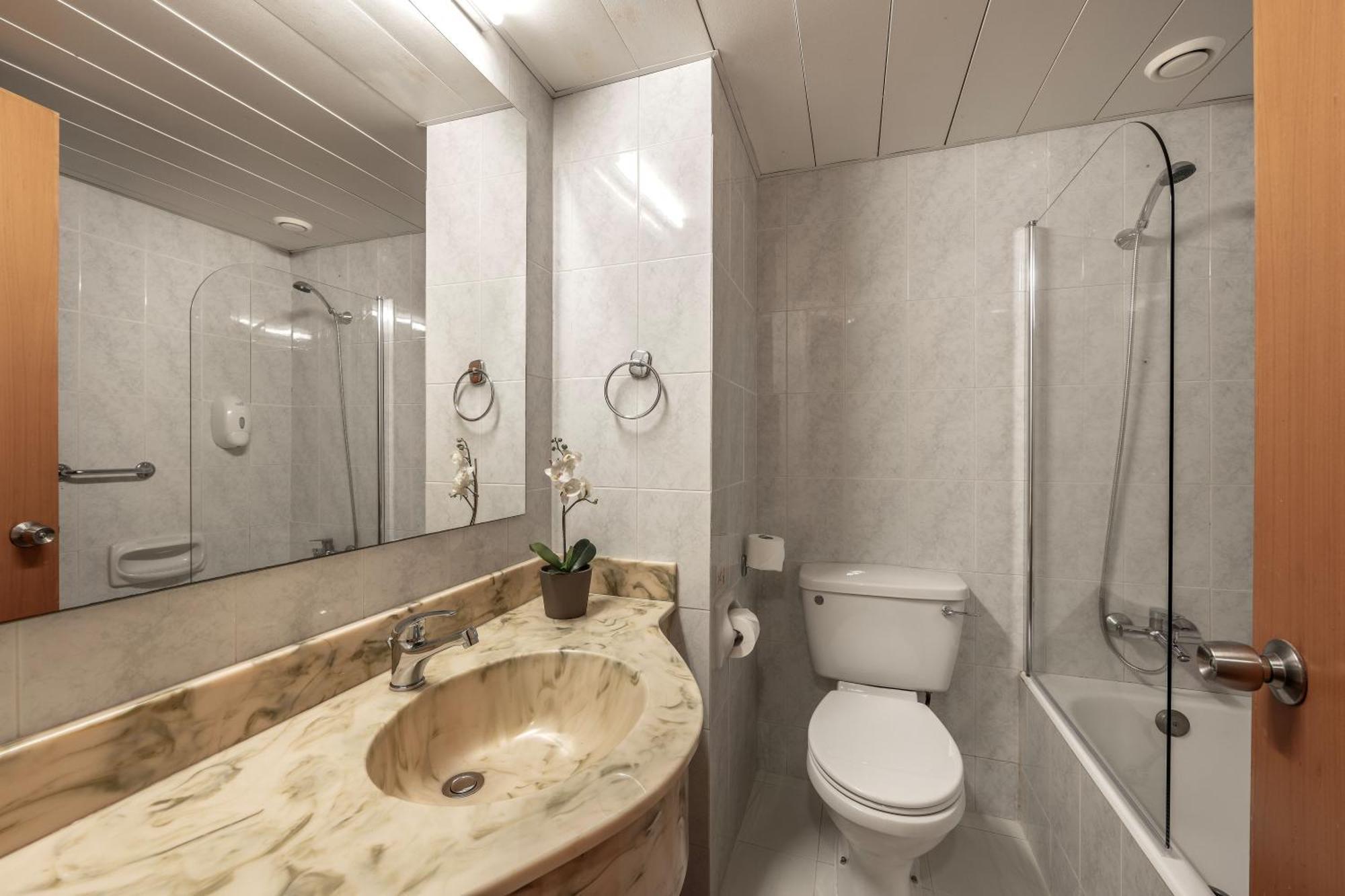 Doppel-/Zweibettzimmer mit Poolblick
