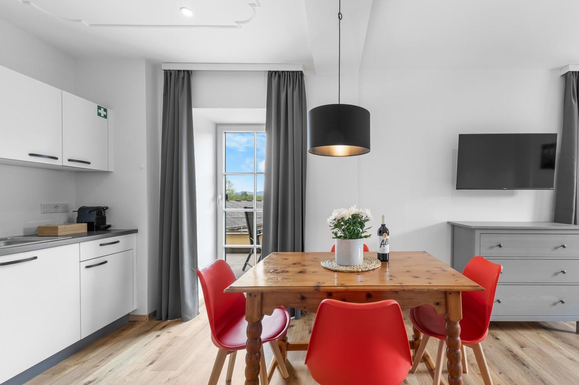 One-Bedroom Apartment Balcony Mountain View