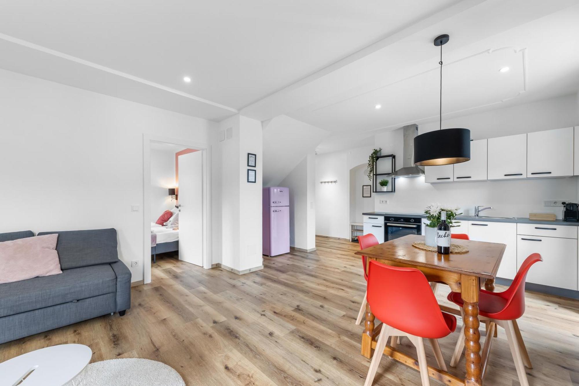 One-Bedroom Apartment Balcony Mountain View