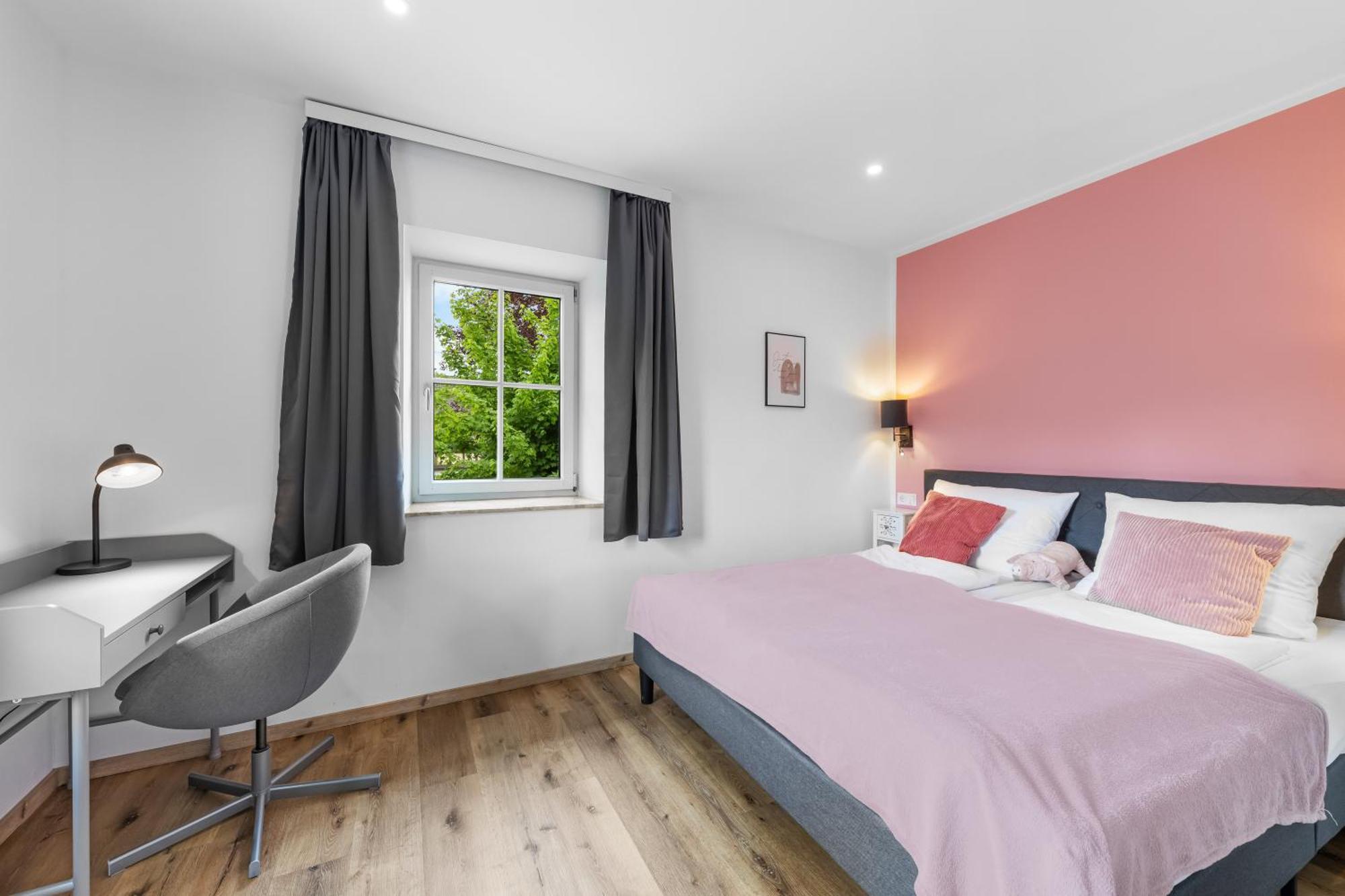 One-Bedroom Apartment Balcony Mountain View