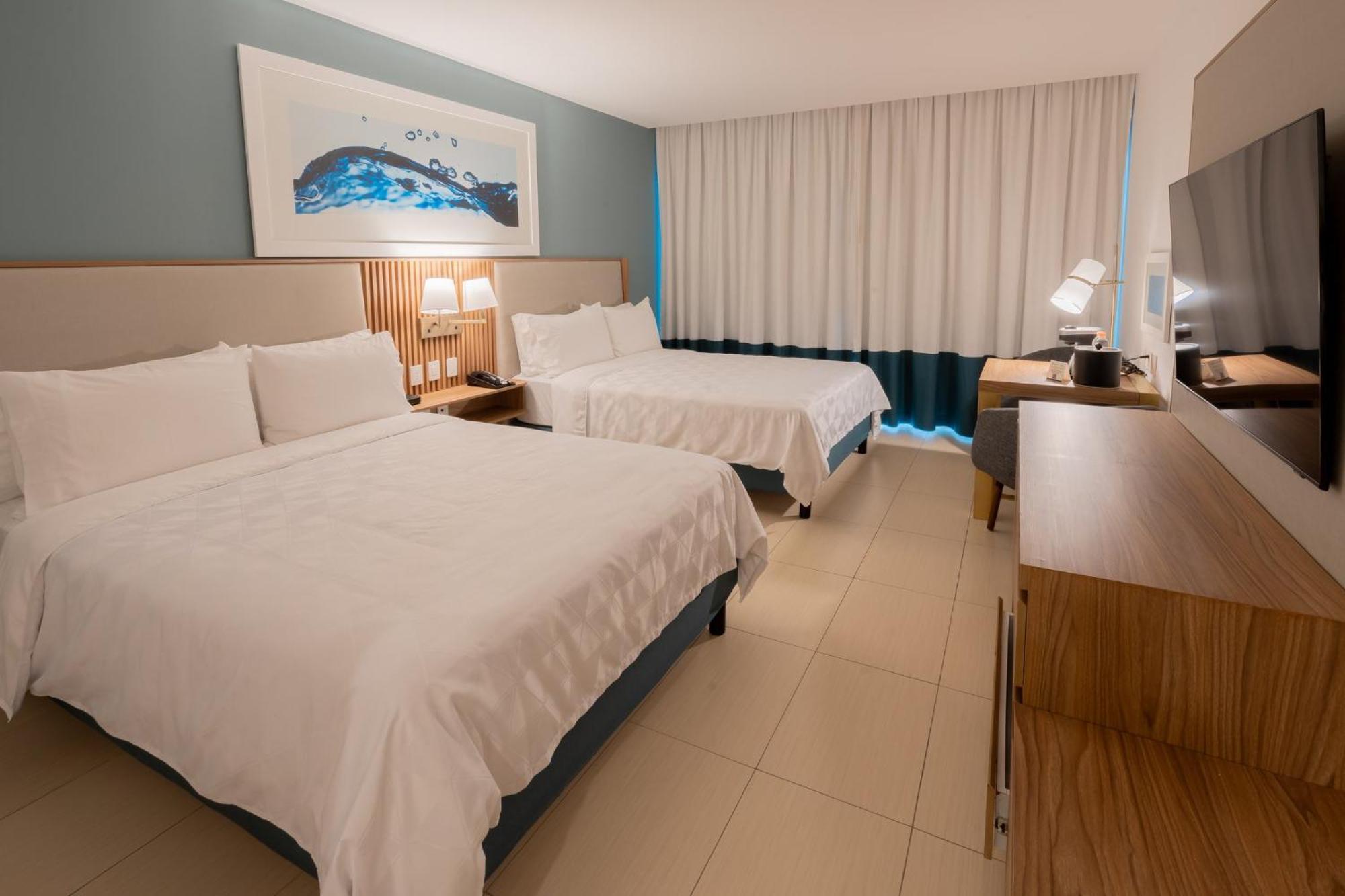 Habitación Doble Estándar con 2 camas grandes y balcón