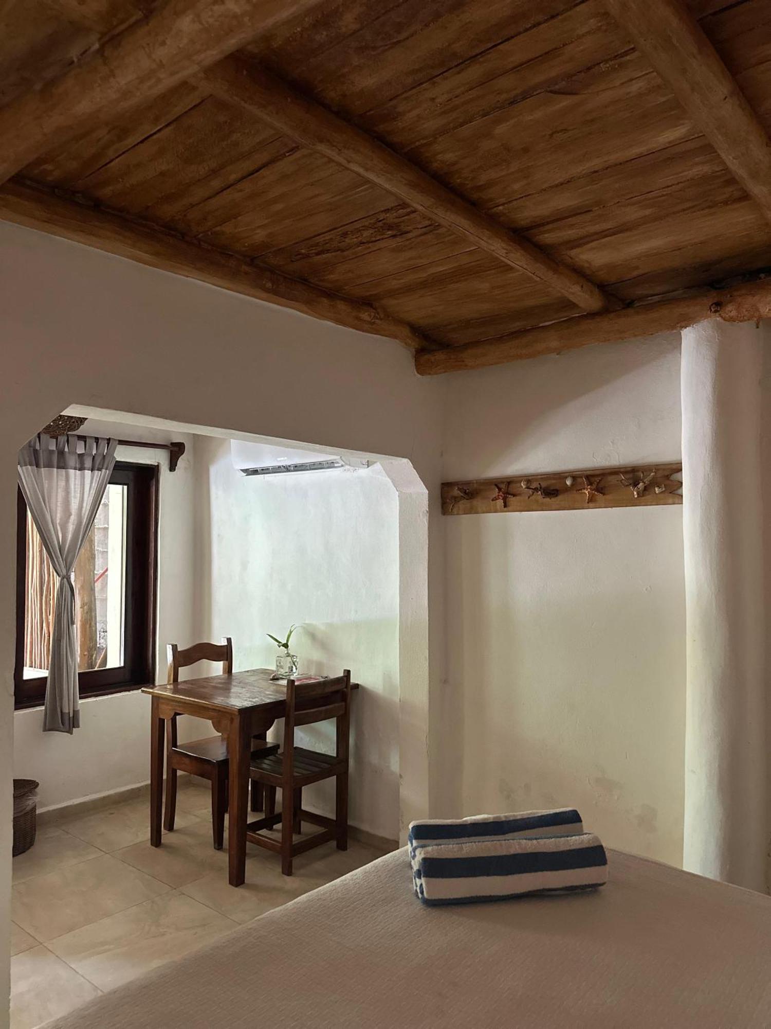 Habitación con cama extragrande y vistas al jardín