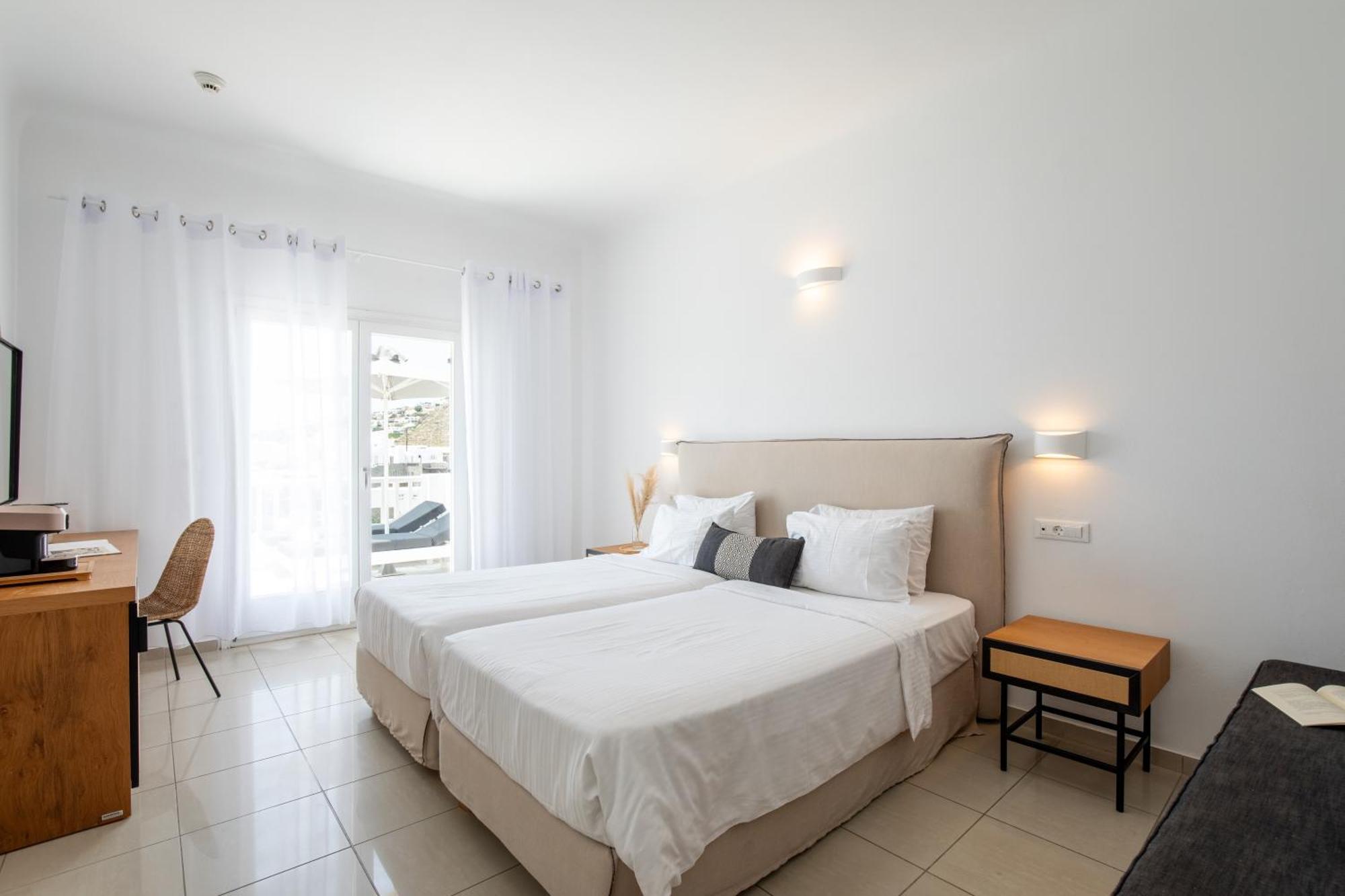 Habitación Triple Deluxe con vistas parciales al mar