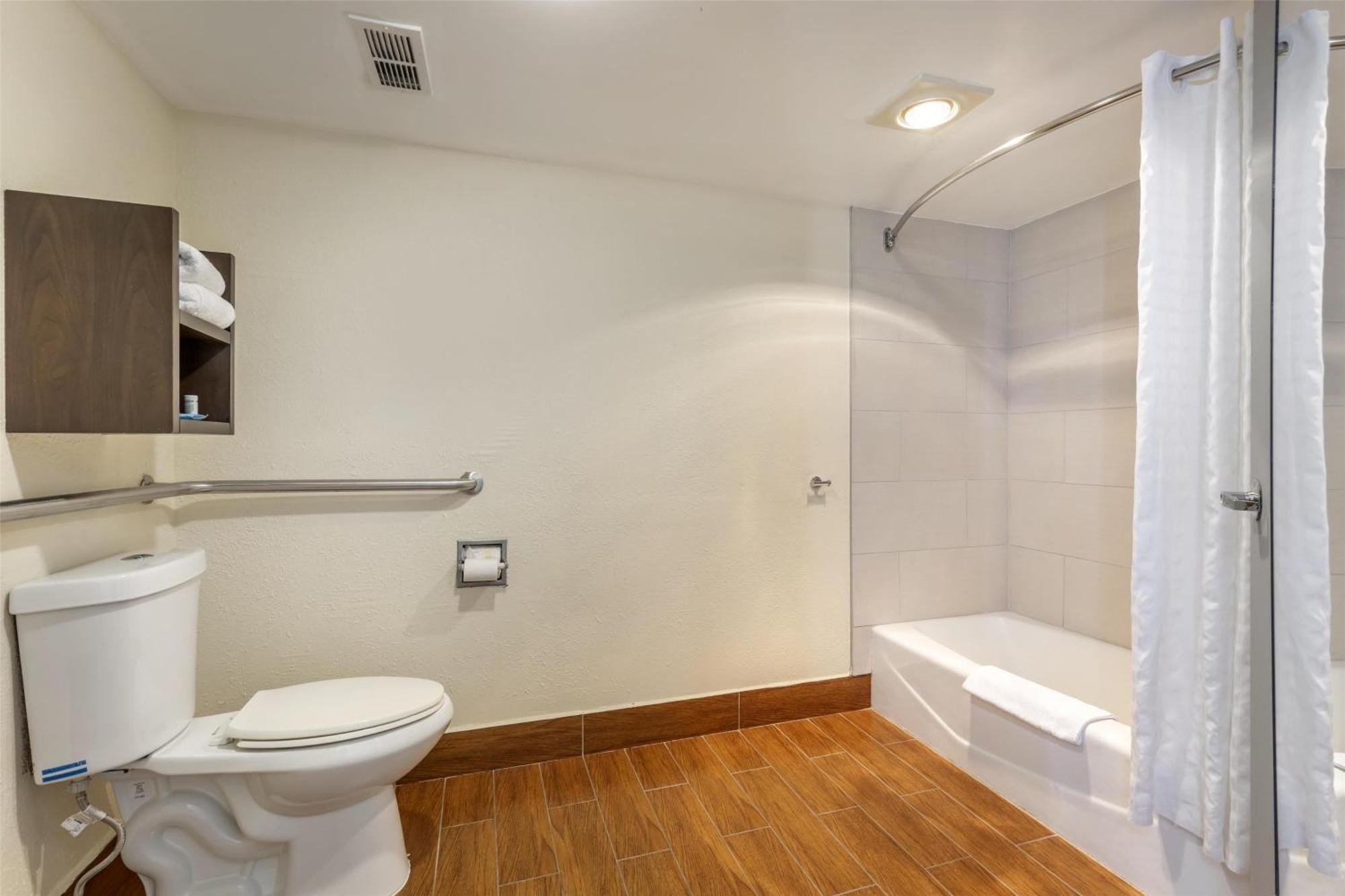 Habitación con bañera - 1 cama grande - Adaptada para personas de movilidad reducida - No fumadores