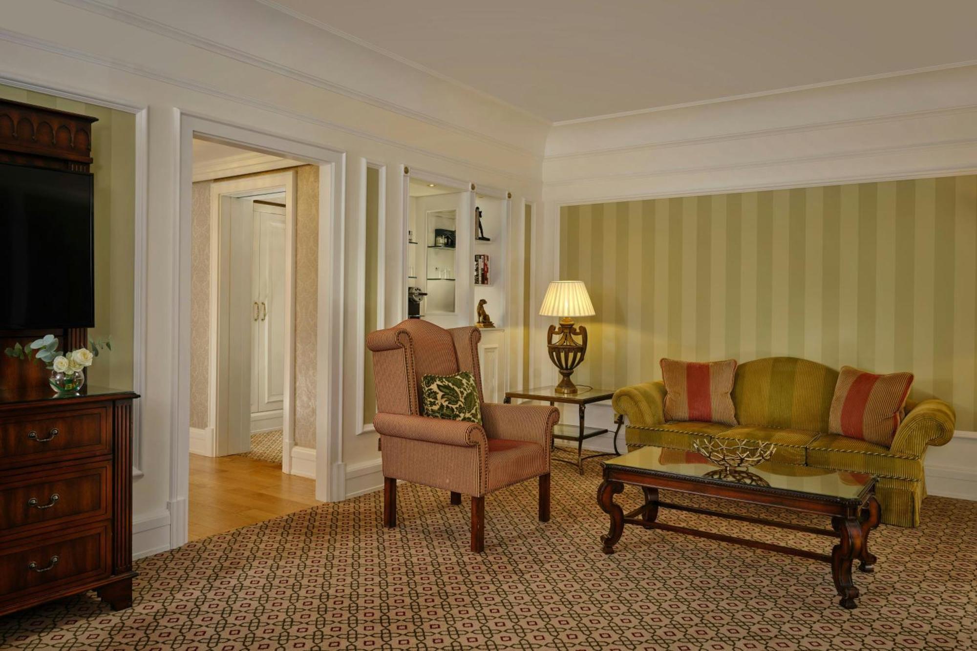 Large Guestroom King Bed & Balcony