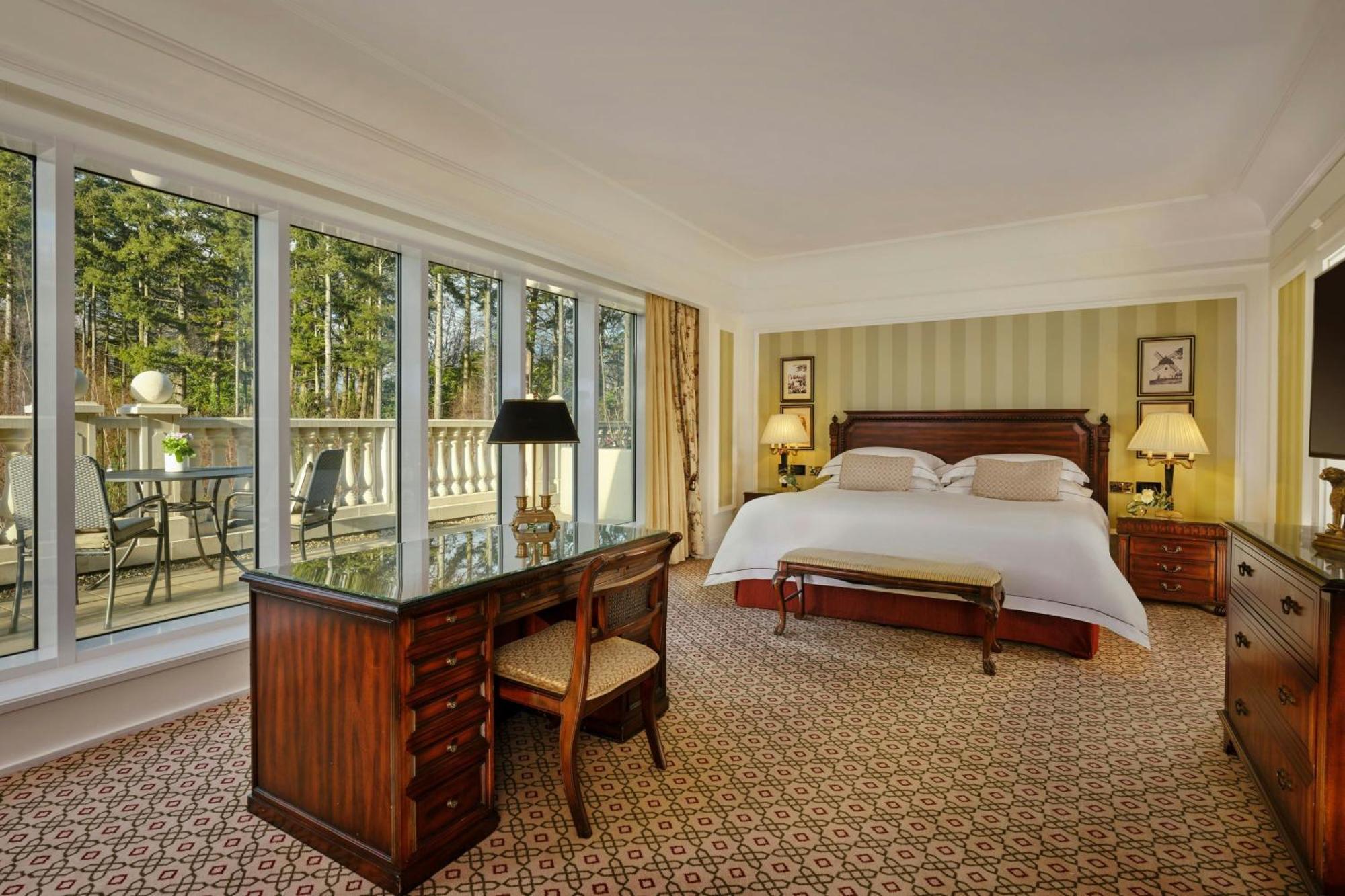 Large Guestroom King Bed & Balcony