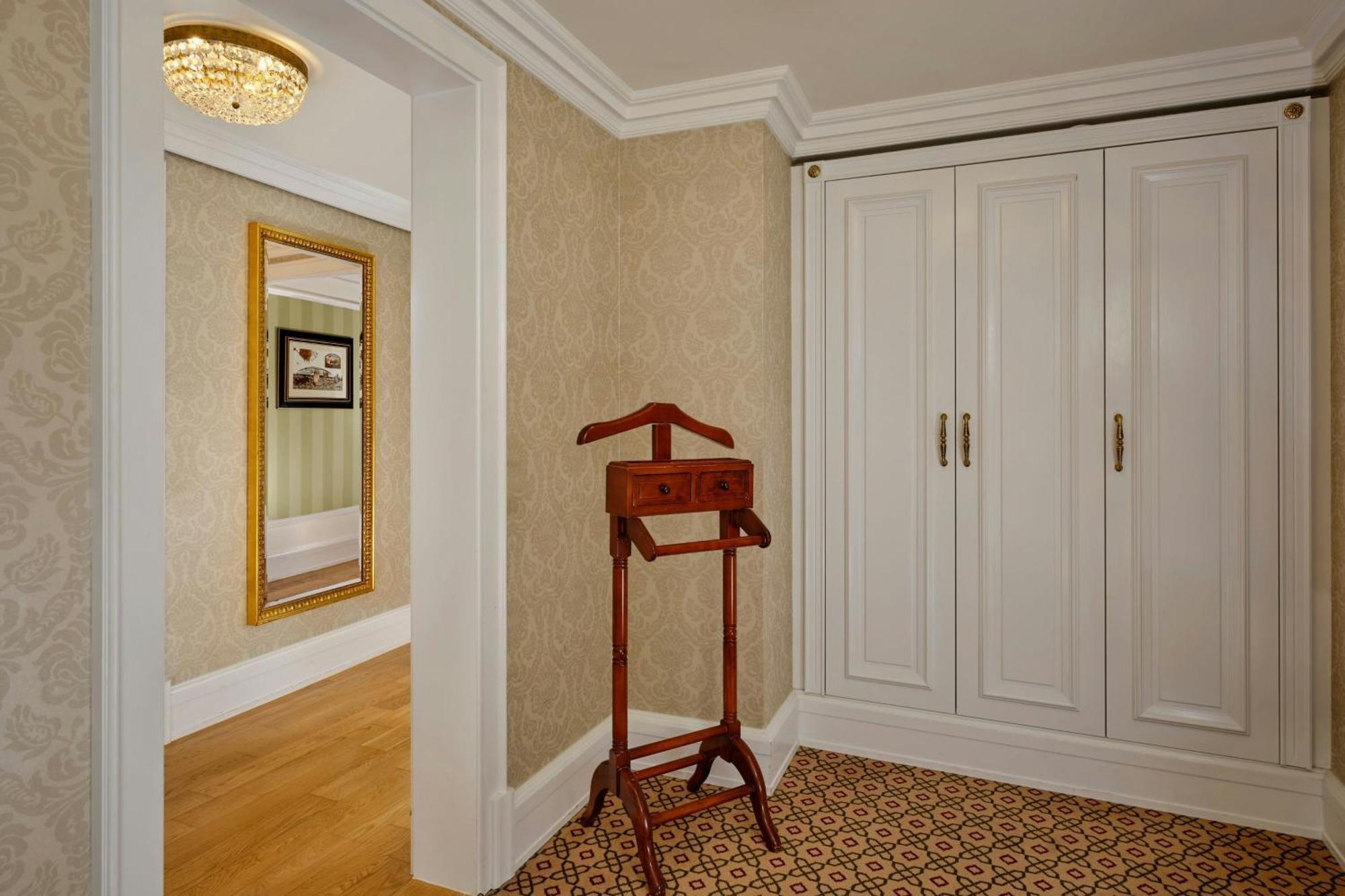 Large Guestroom King Bed & Balcony