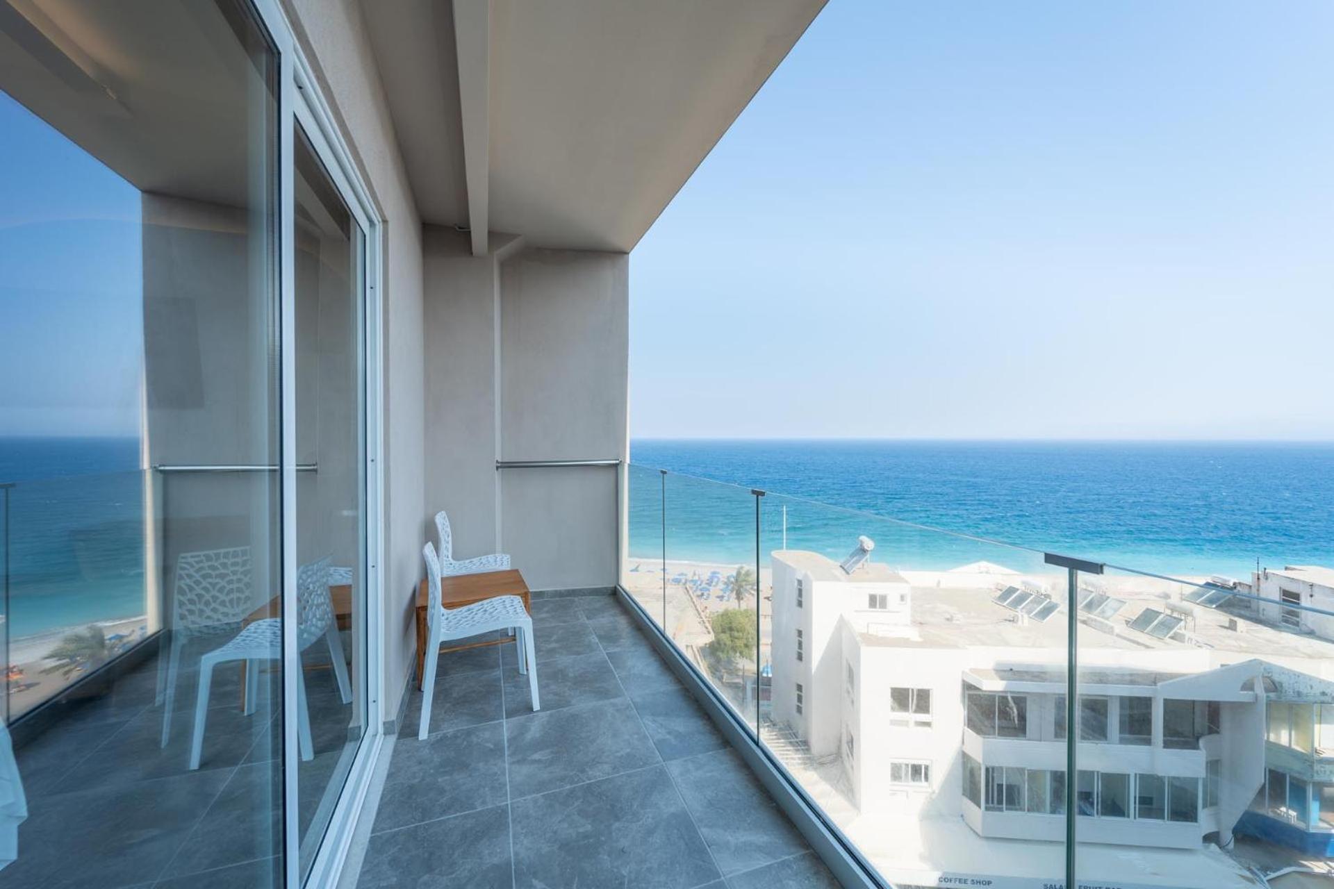 Deluxe Suite met Uitzicht op Zee en het Zwembad