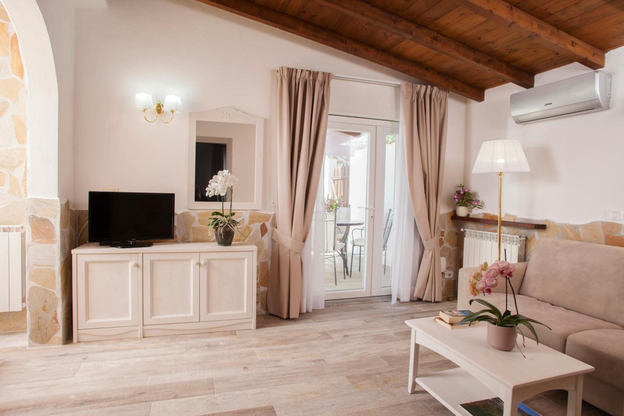 Two-Bedroom Apartment with Private Pool - Annex