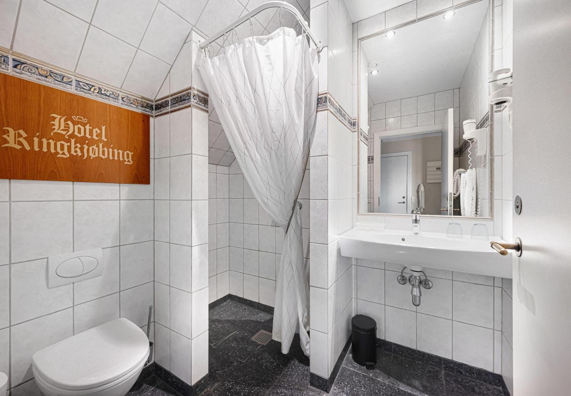 Deluxe Double Room Shower