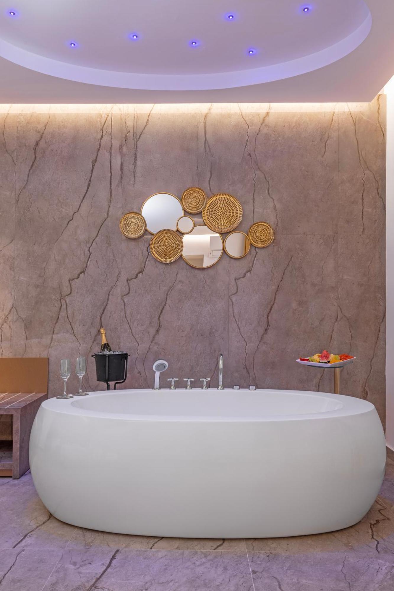 Suite met Kingsize Bed en Uitzicht op Zee