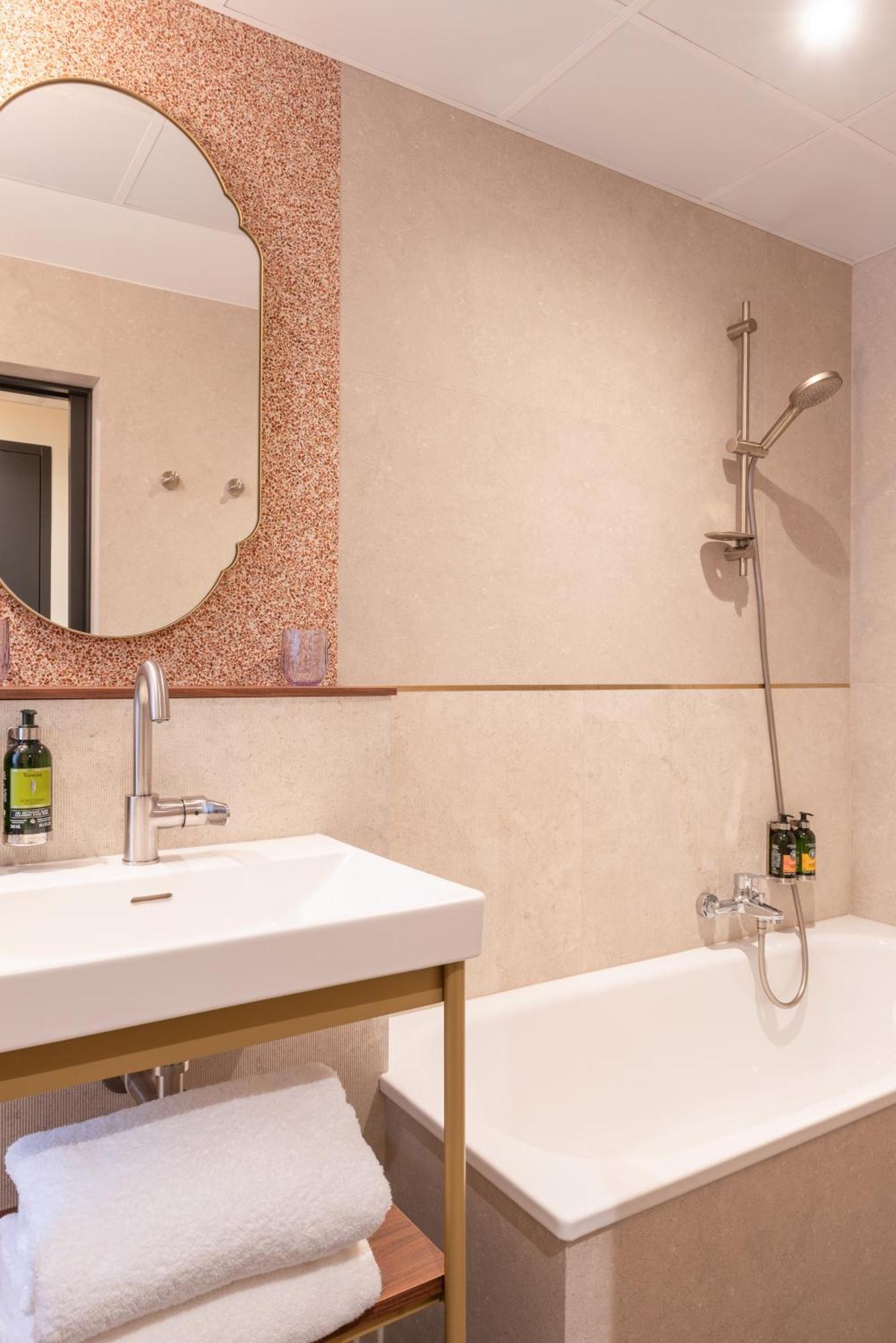 Deluxe Room Bathtub,1742573180:JPEG