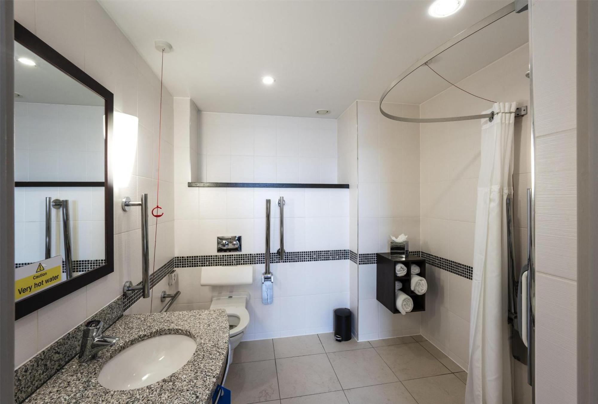 Habitación con cama grande adaptada para personas de movilidad reducida