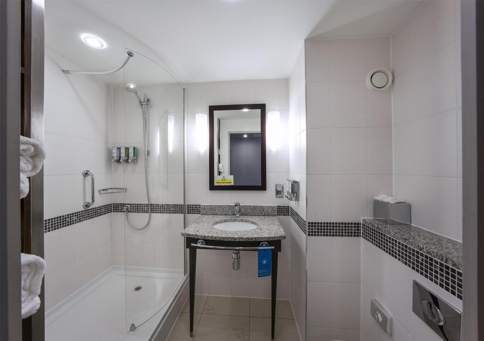 Habitación con cama grande