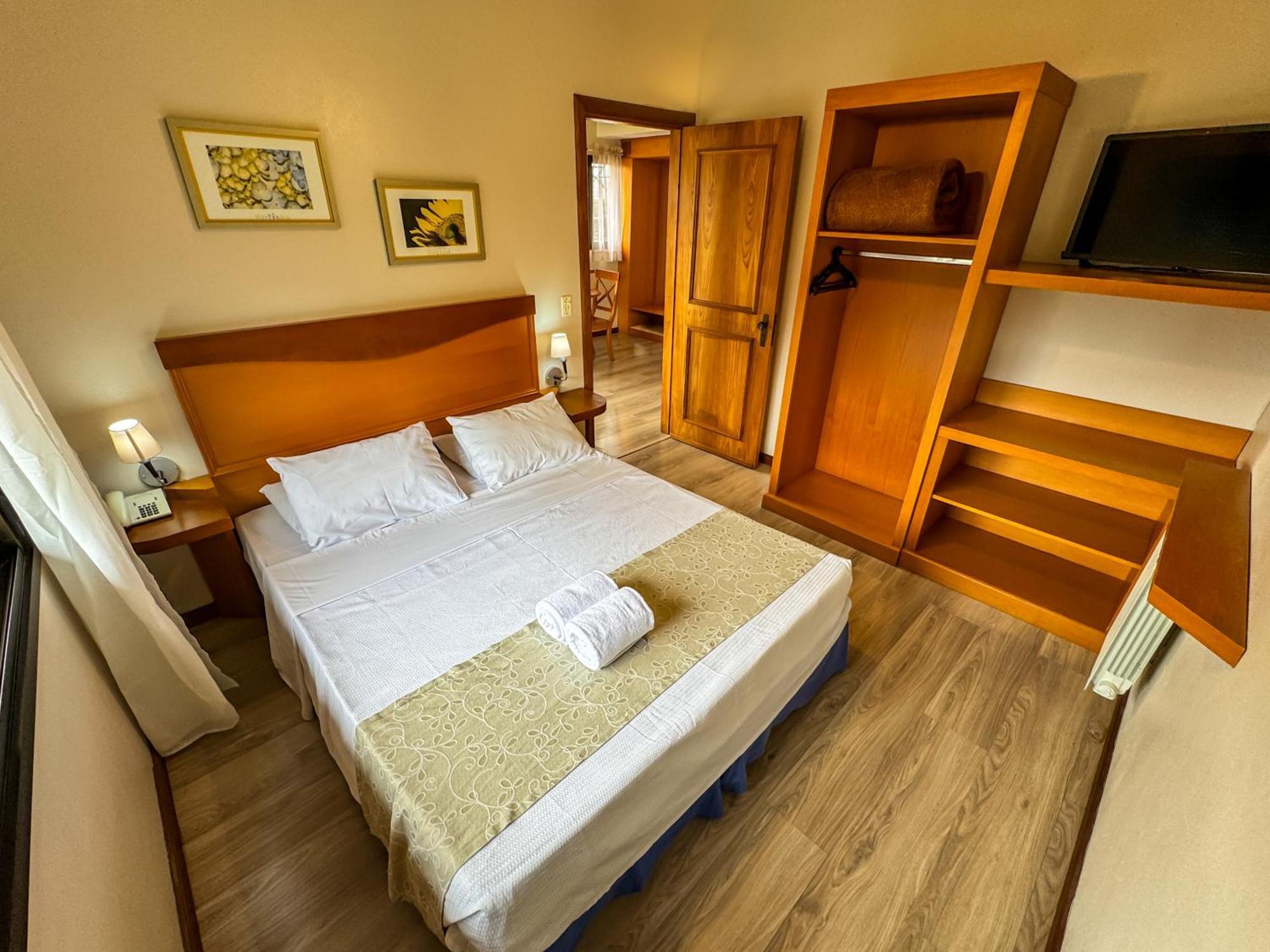 Super Luxo Casal quarto com 1 dormitório sala e 1 banheiro