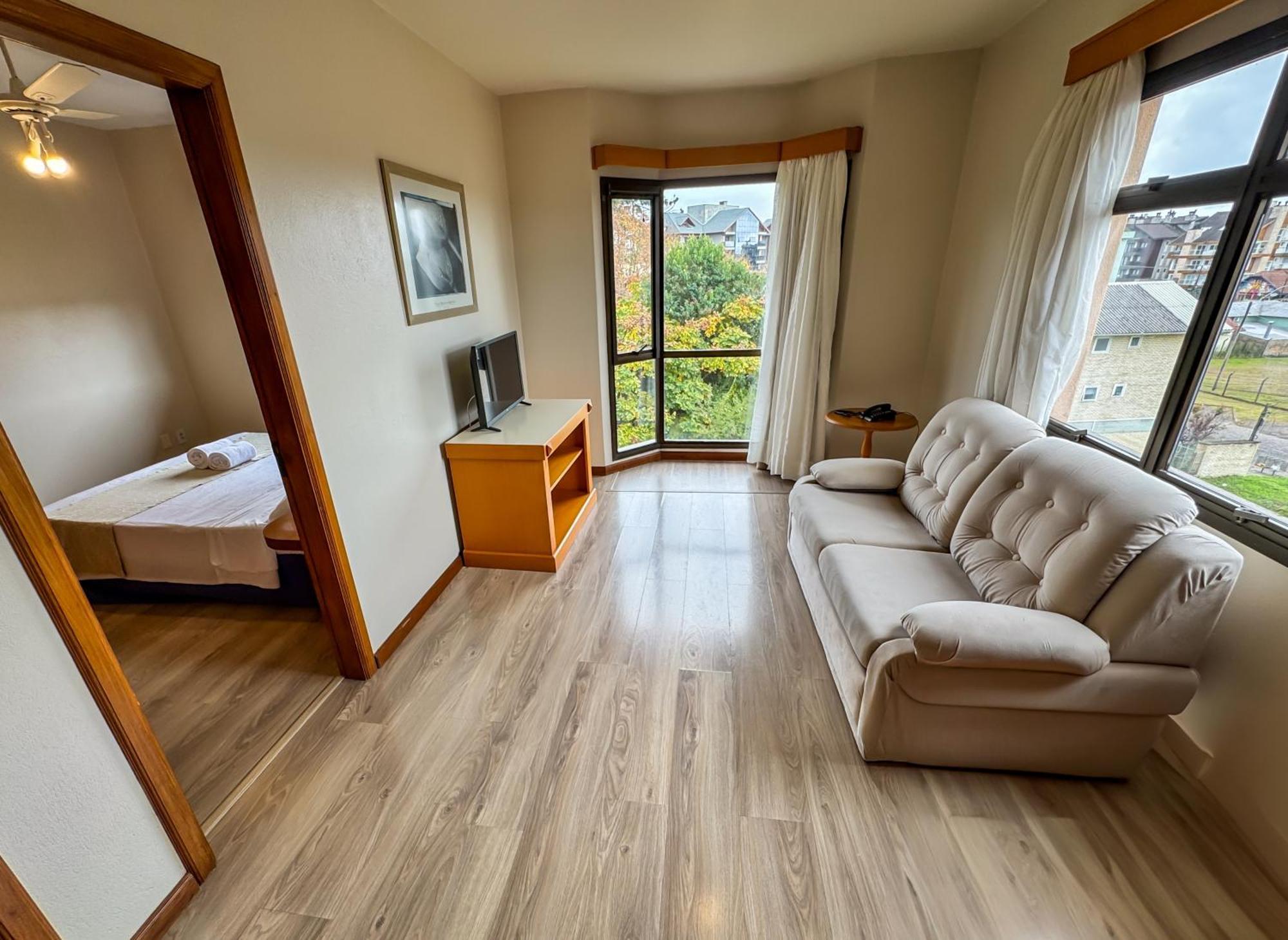 Super Luxo Casal quarto com 1 dormitório sala e 1 banheiro
