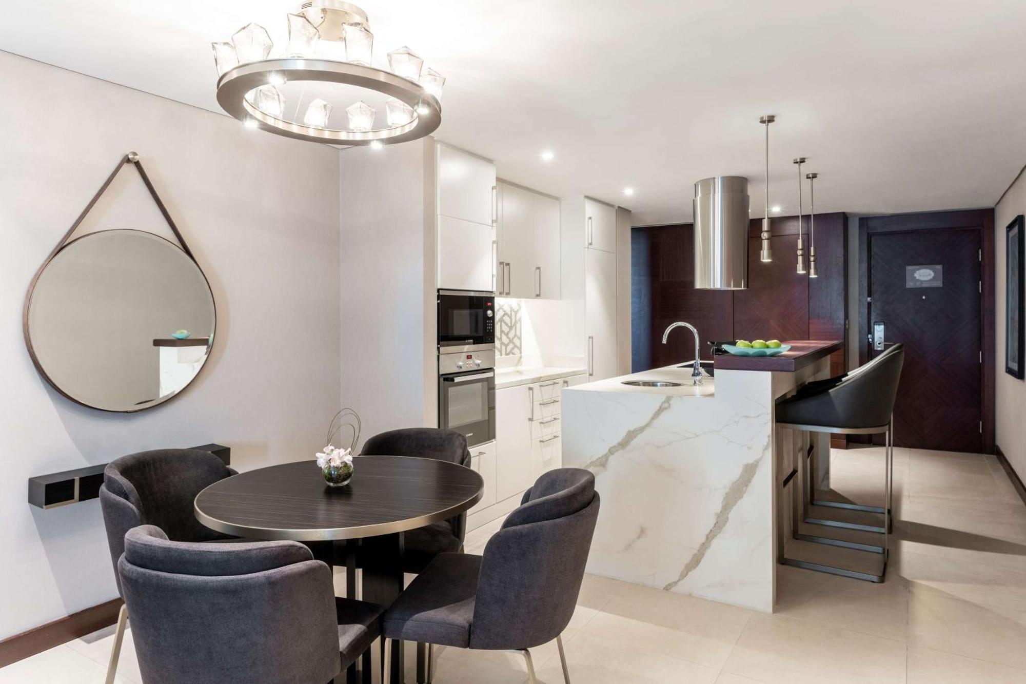 Superior Suite met 1 Slaapkamer en Gedeeltelijk Uitzicht op Zee