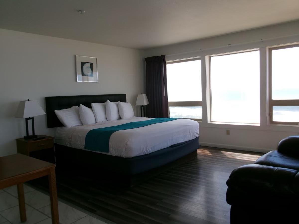 King Studio Oceanfront with Kitchenette - Corner View