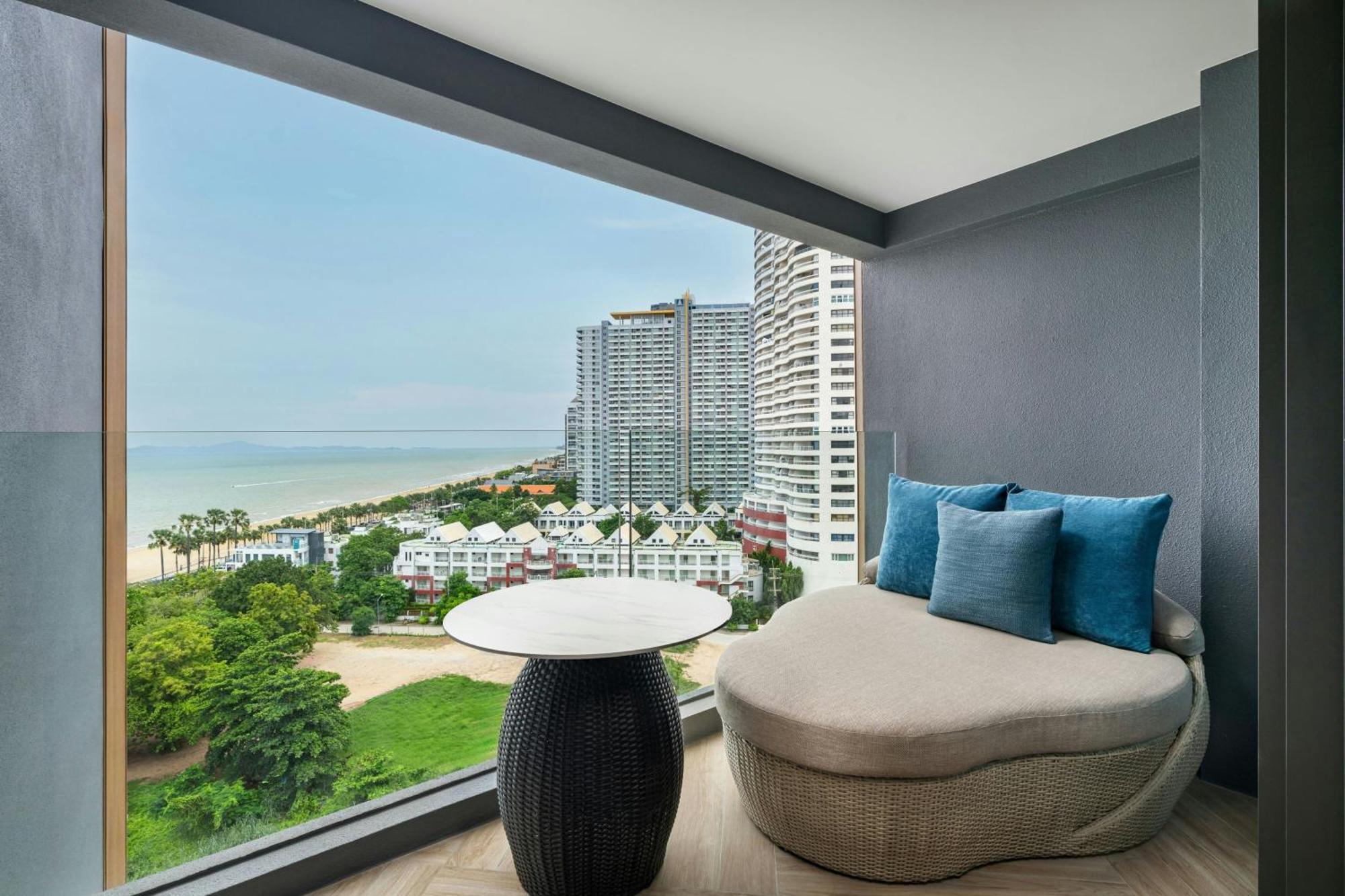 Familienzimmer mit 1 Kingsize-Bett und 1 Etagenbett – Blick auf das Resort