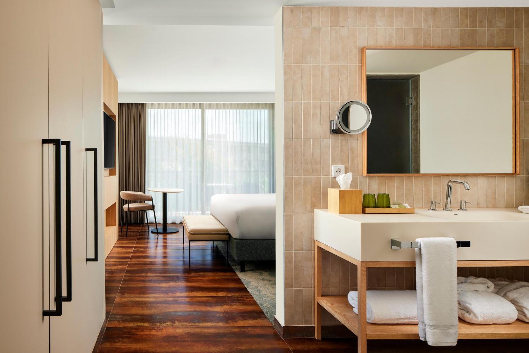 One-Bedroom King Suite Sofa Bed Balcony Resort View Club Lounge Access