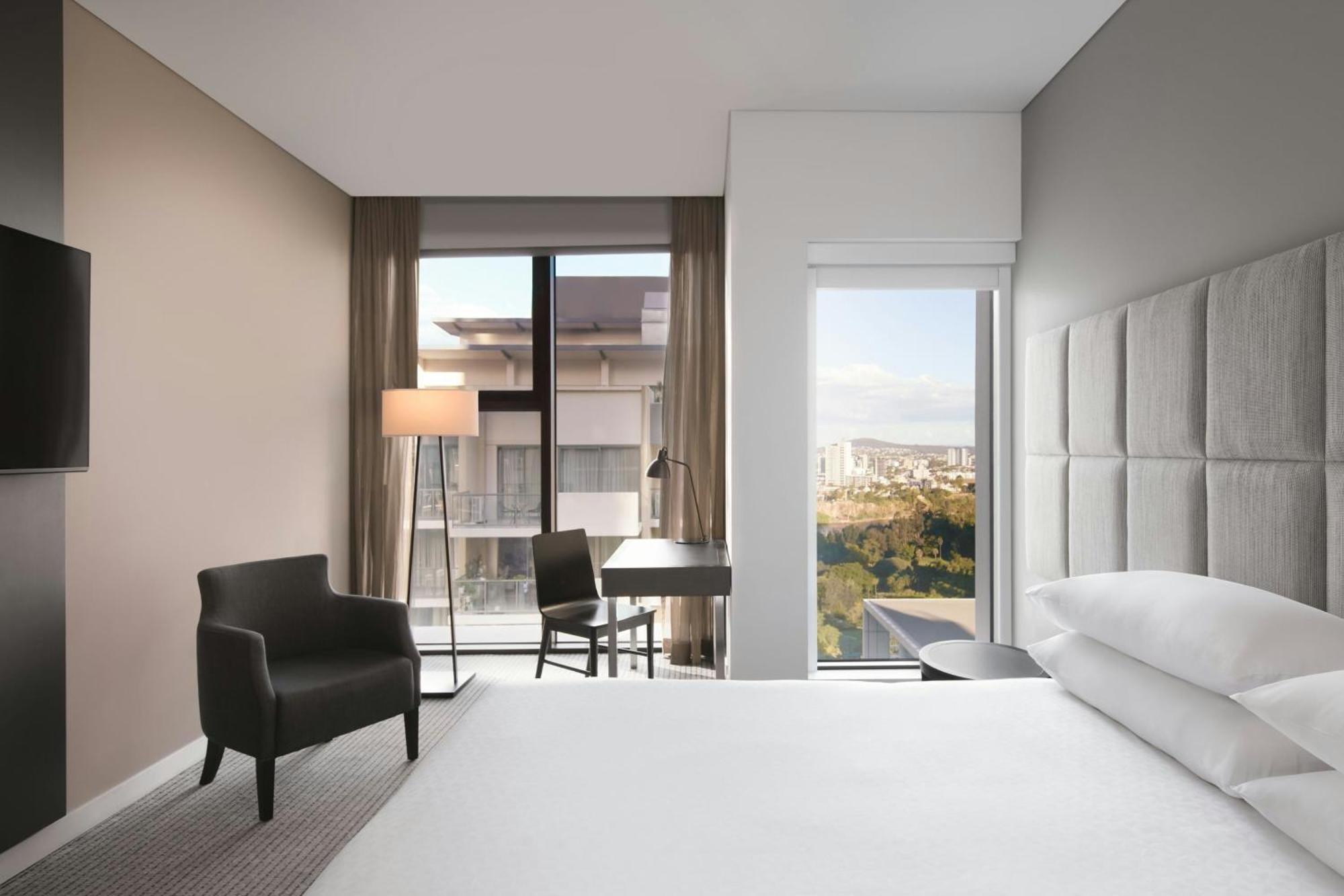 Deluxe King Room with City View