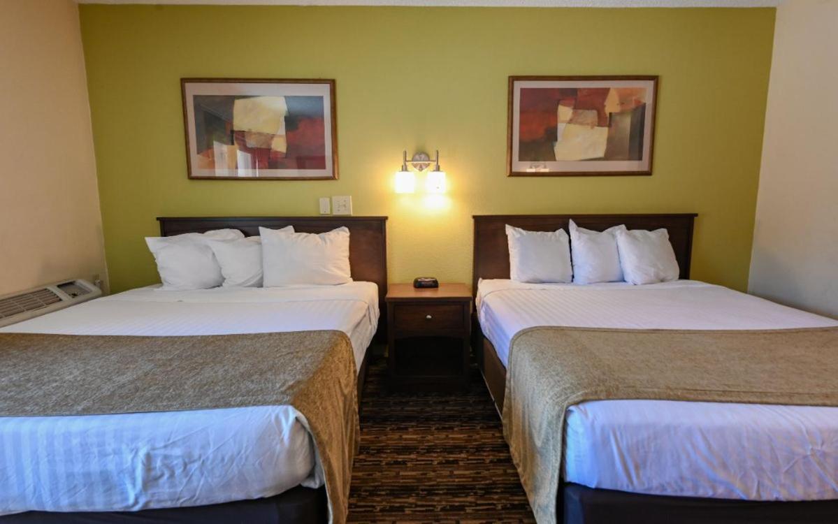 2 Queen Beds Lakeview