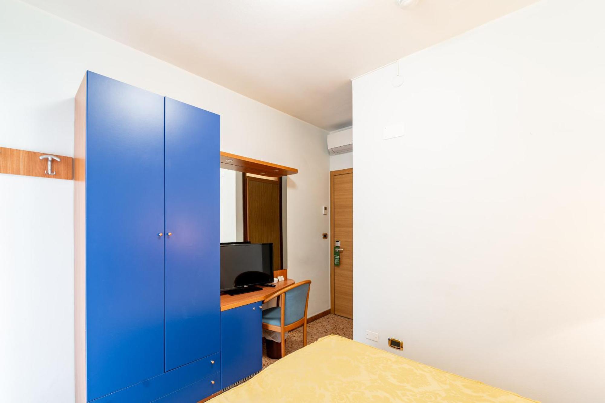 Single Room Balcony Lateral Sea View