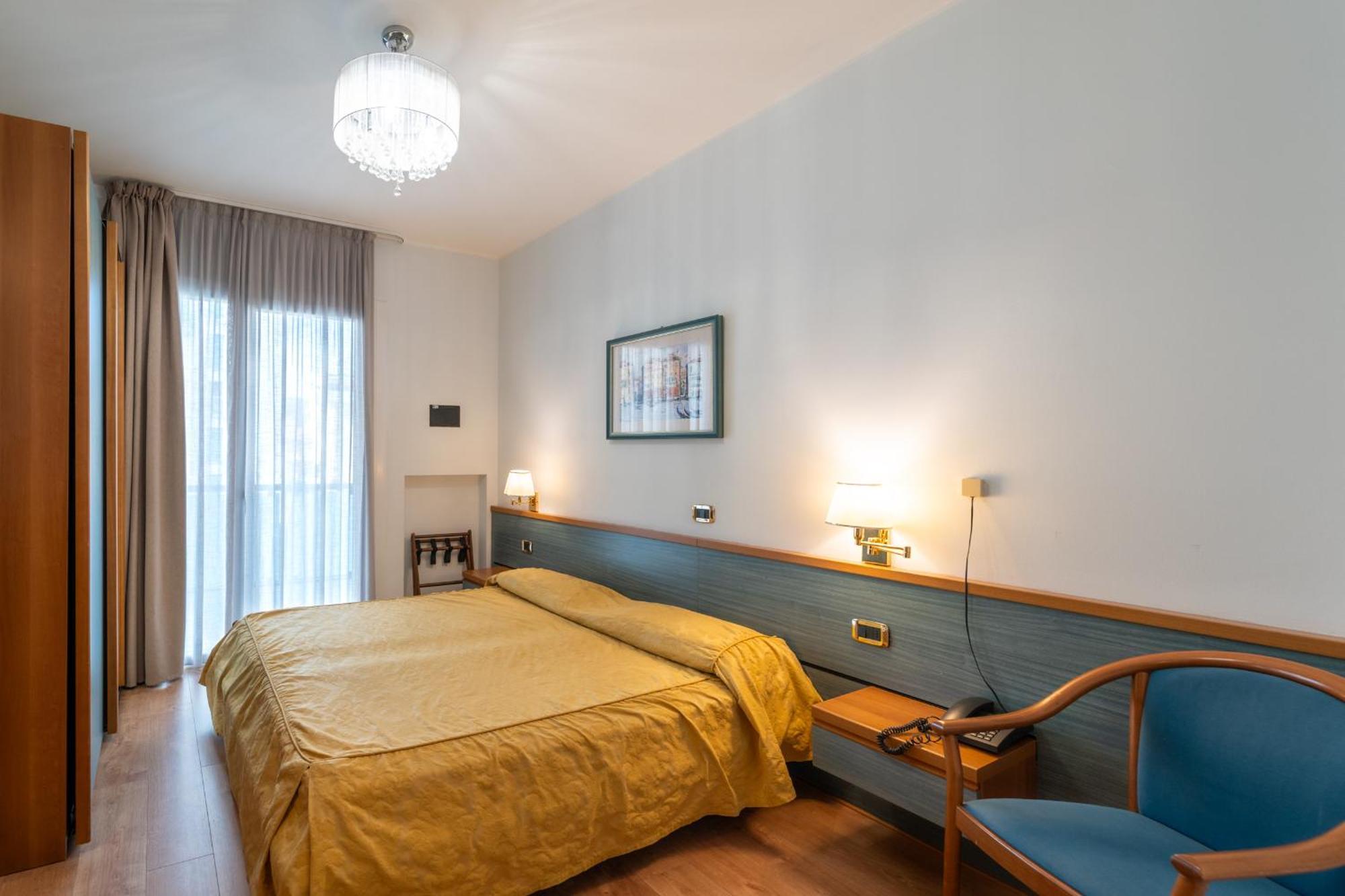 Double or Twin Room Balcony Lateral Sea View
