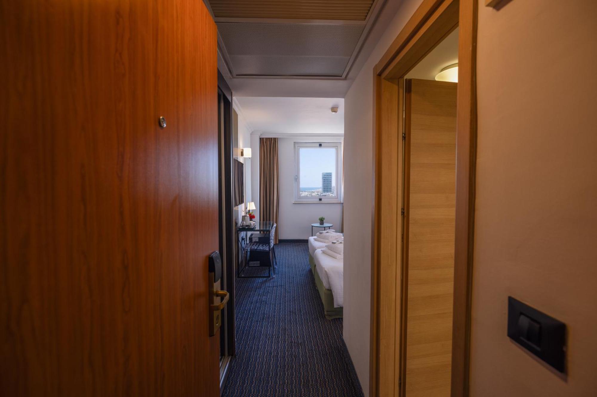Double or Twin Room Lounge Access