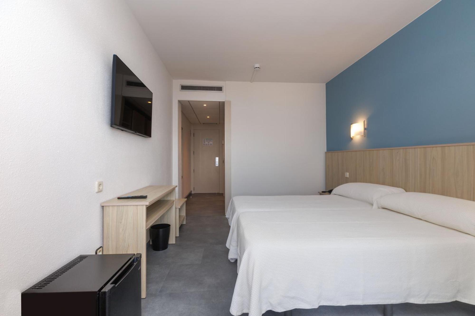 Lateral pool view room 4* PortAventura Park 1 access to Ferrari Land