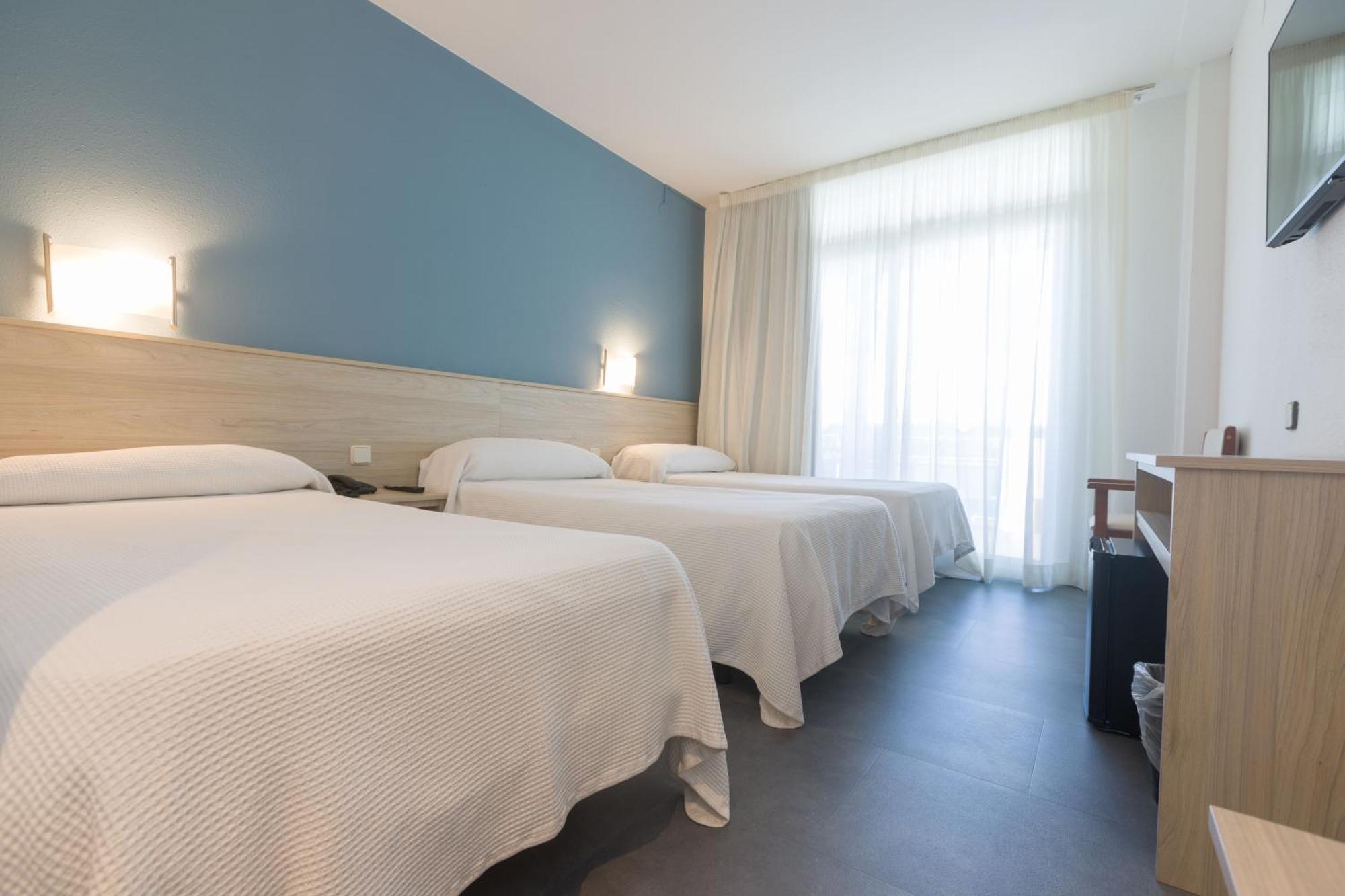 Lateral pool view room 4* PortAventura Park 1 Access to Ferrari Land