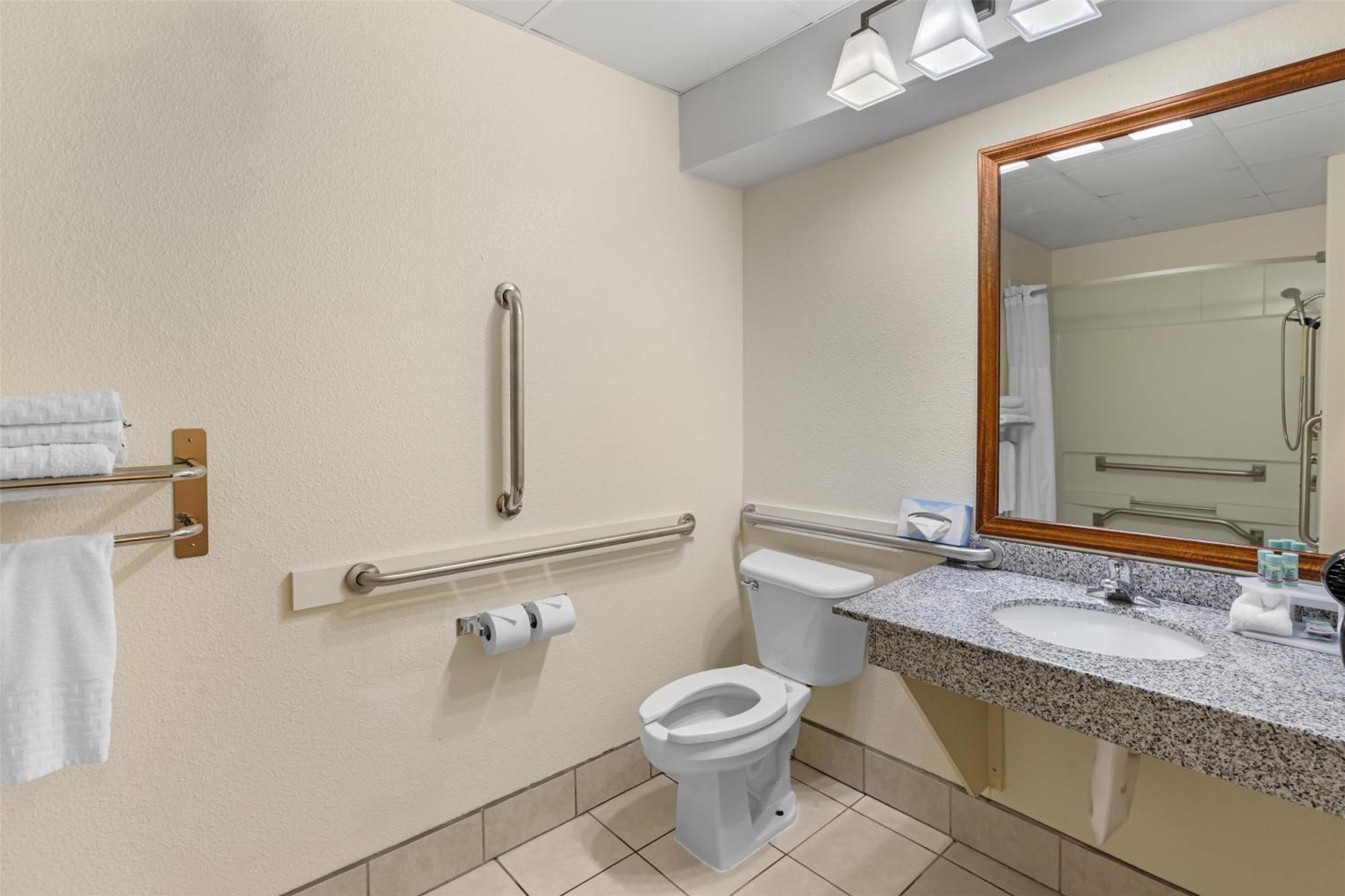 Queen Room Roll Shower Disability Access,1691992256:JPEG