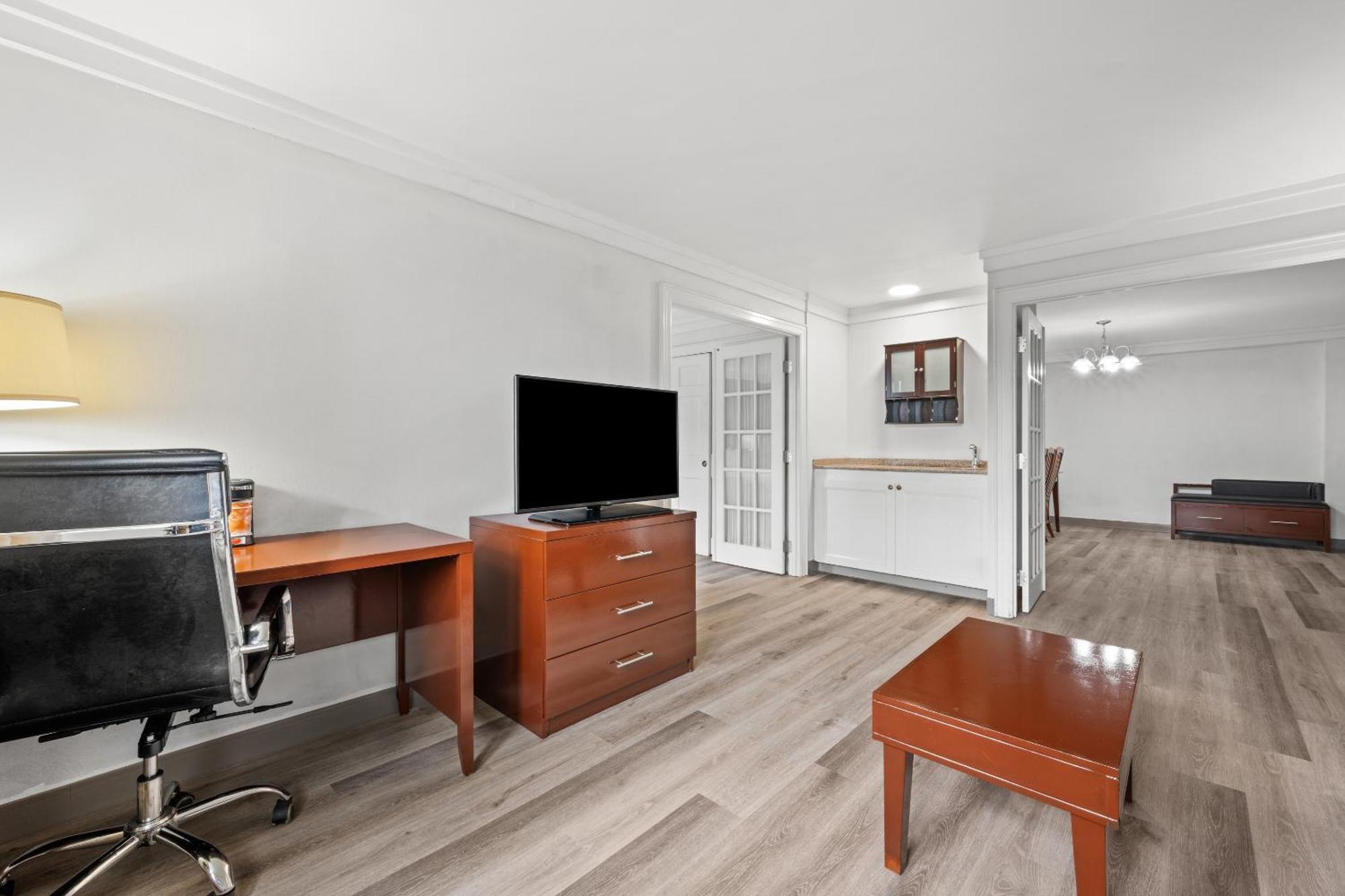 King Suite with Living Room - Non Smoking