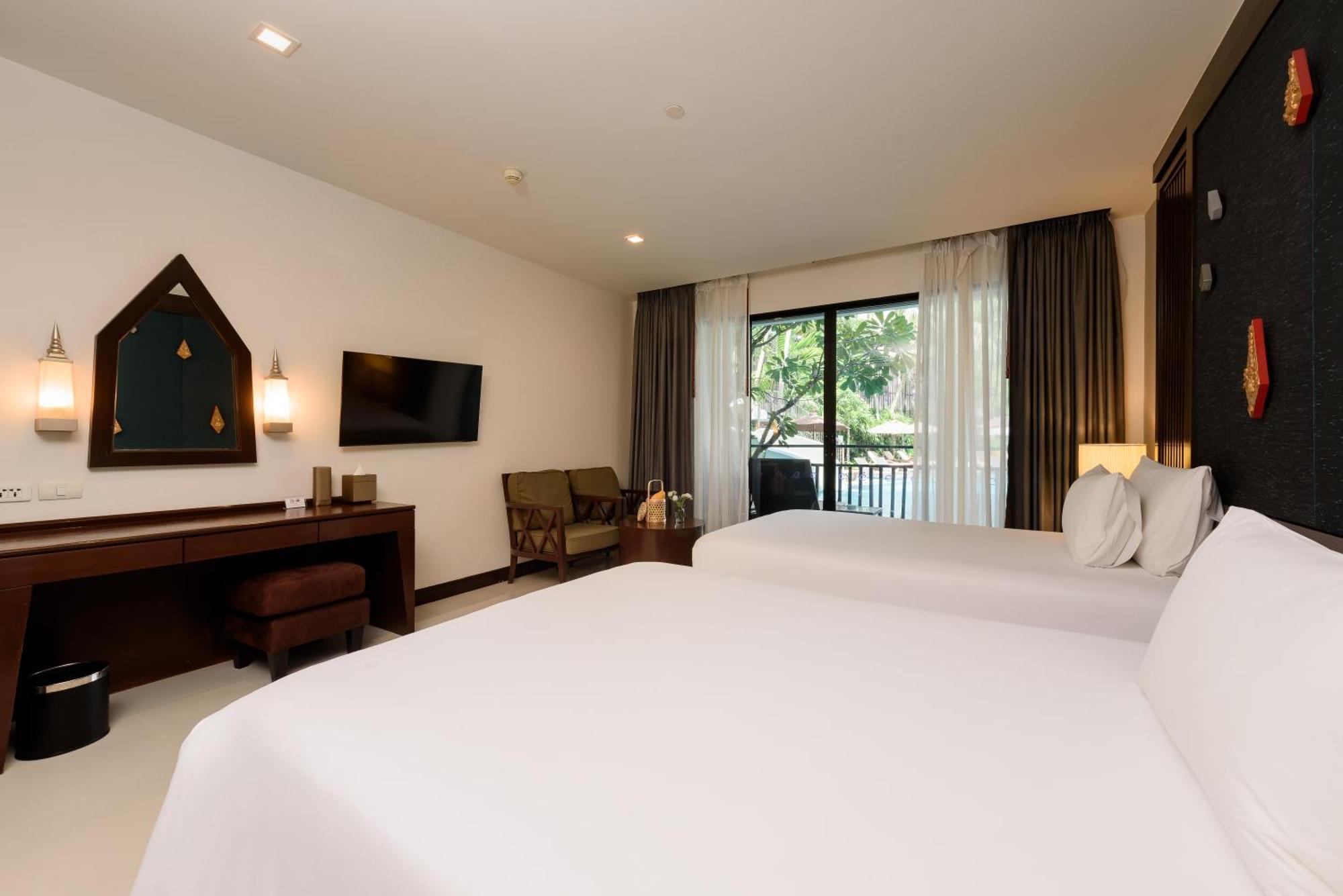 Kamer met Queensize Bed en Uitzicht op het Zwembad
