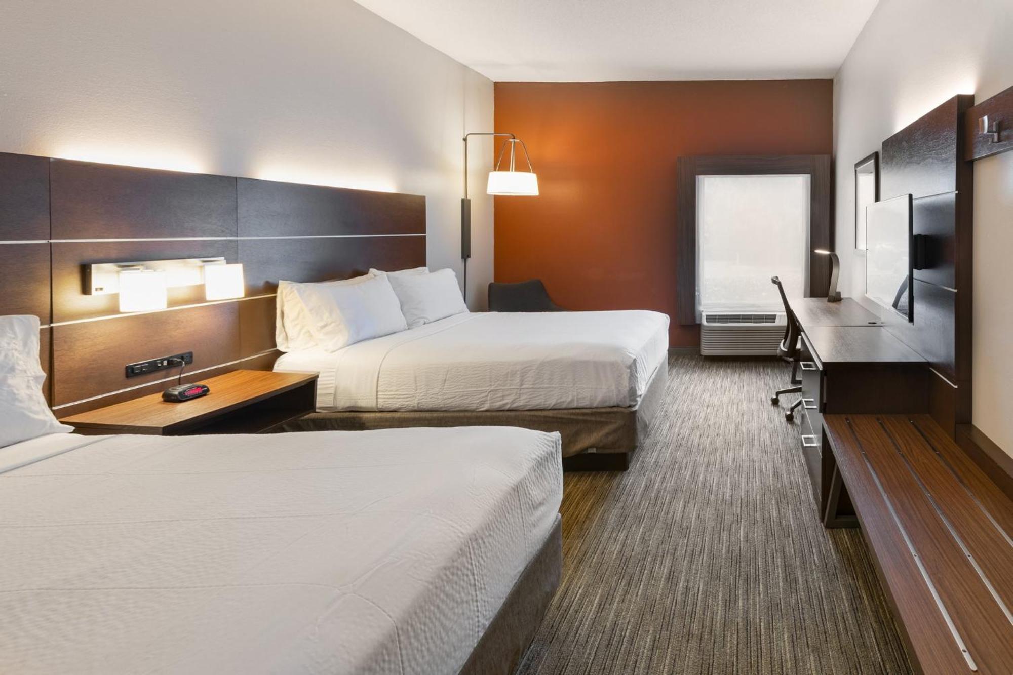 Standard Queen Room with Two Queen Beds and Tub - Mobility/Communications Accessible