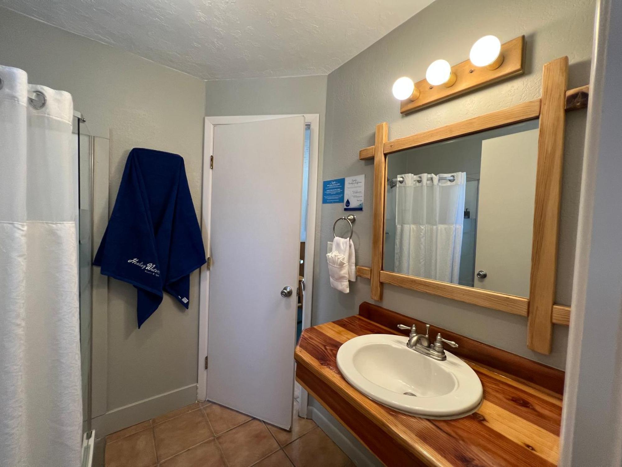 One-Bedroom Queen Suite
