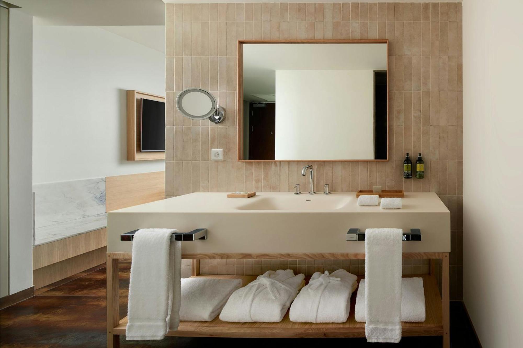 Deluxe King Room Balcony Resort View