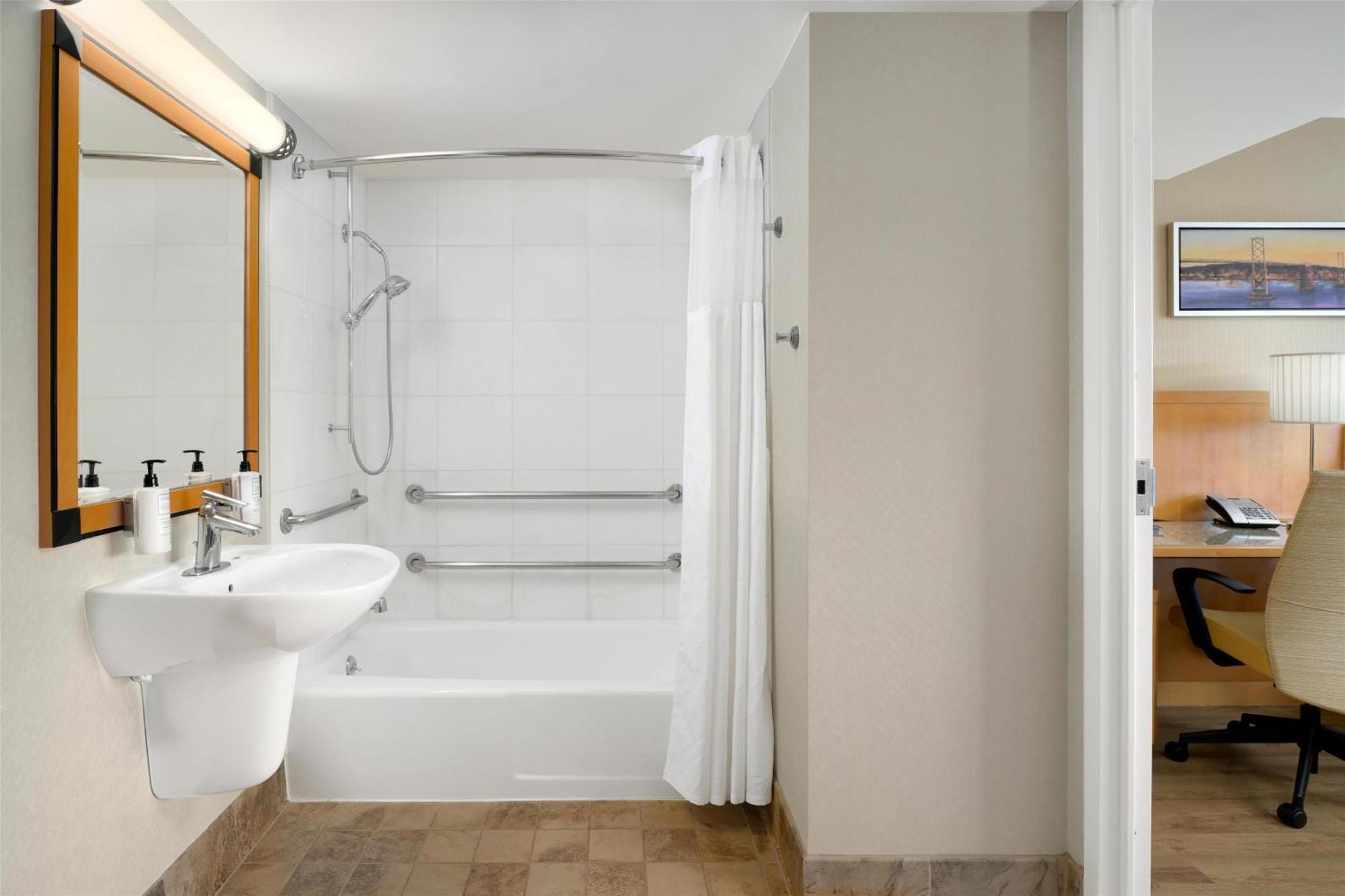 Deluxe Queen Room Disability Access