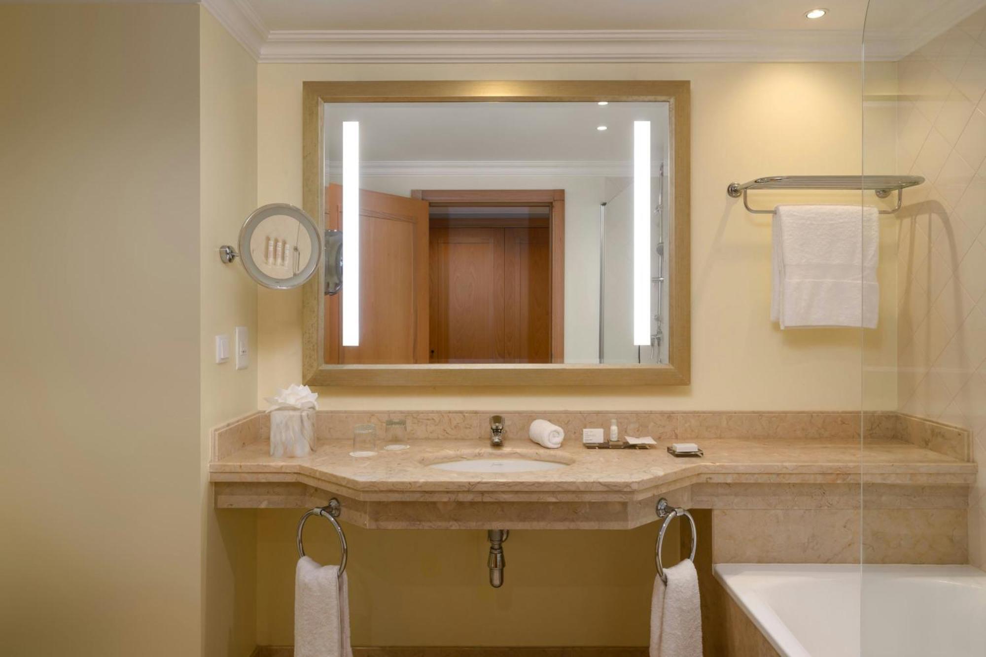 One-Bedroom Junior King Suite Garden View