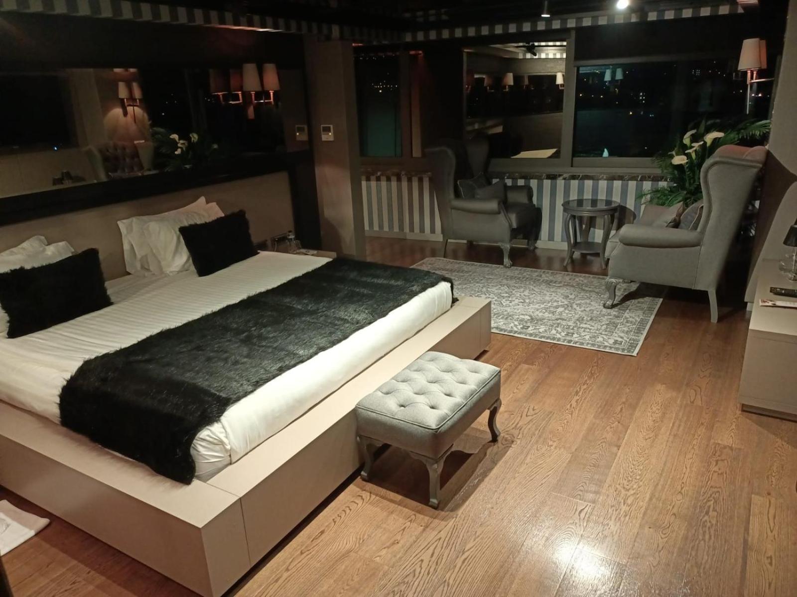 Suite mit Kingsize-Bett und Meerblick