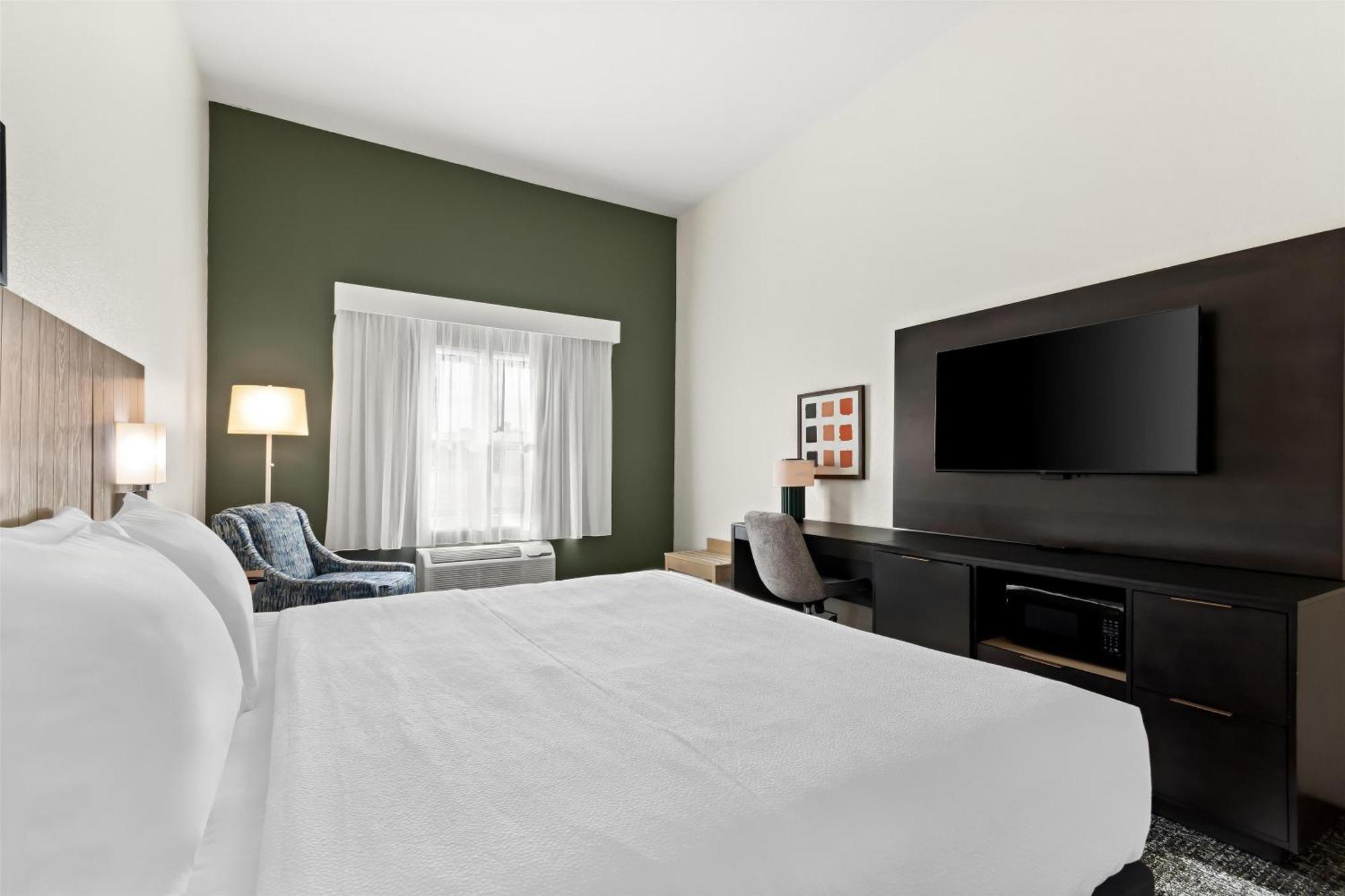 Habitación con cama extragrande.