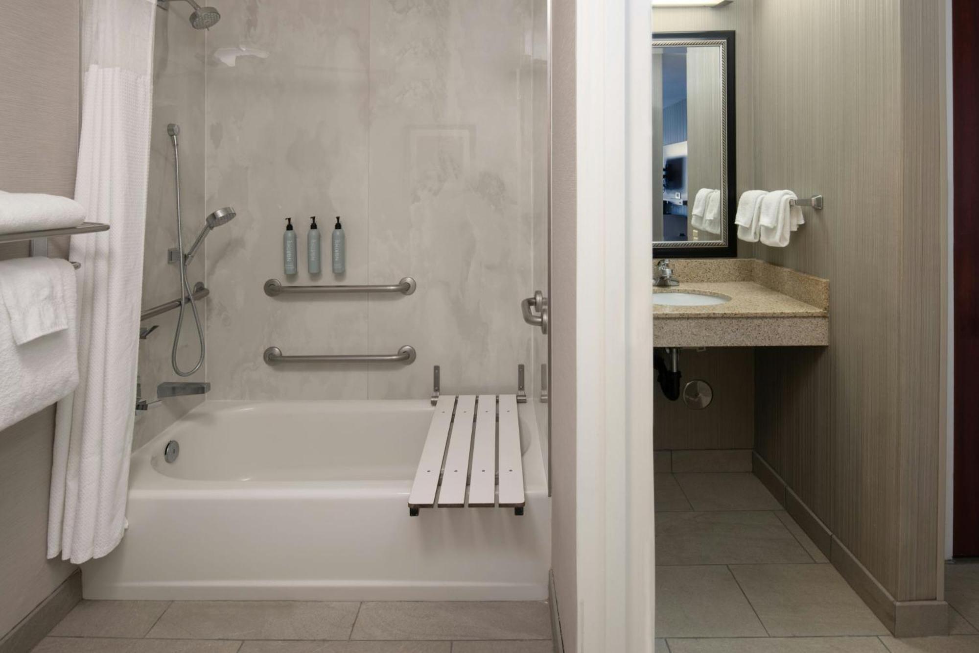 Habitación adaptada para personas con movilidad reducida/discapacidad auditiva y equipada con ducha accesible en silla de ruedas - 2 camas grandes